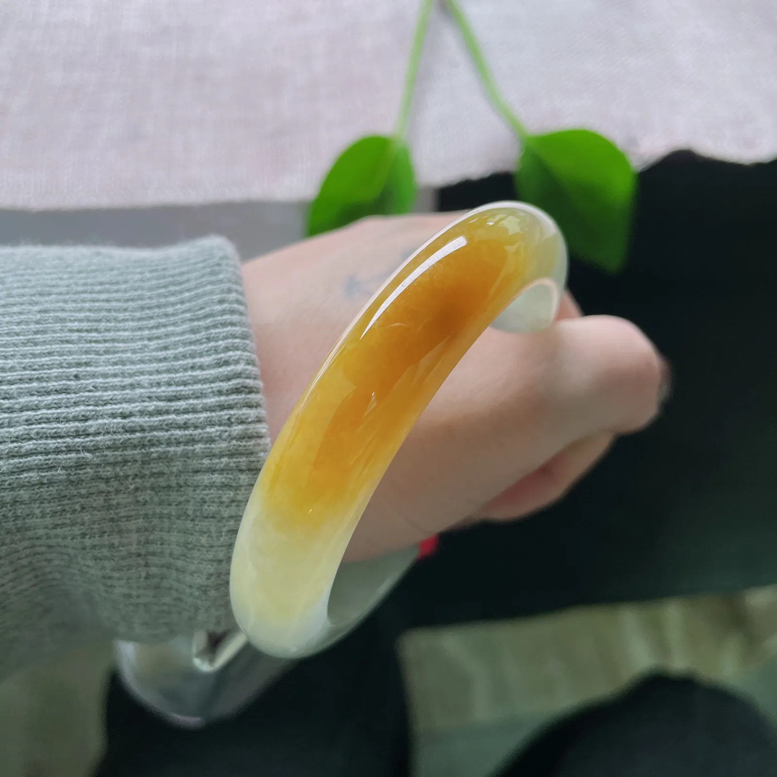 56.1/12.4/8.7，冰黄翡正圈，冰底澄澈，黄翡流金，一抹腕间色，恰似落日熔金，坠入人间烟火。