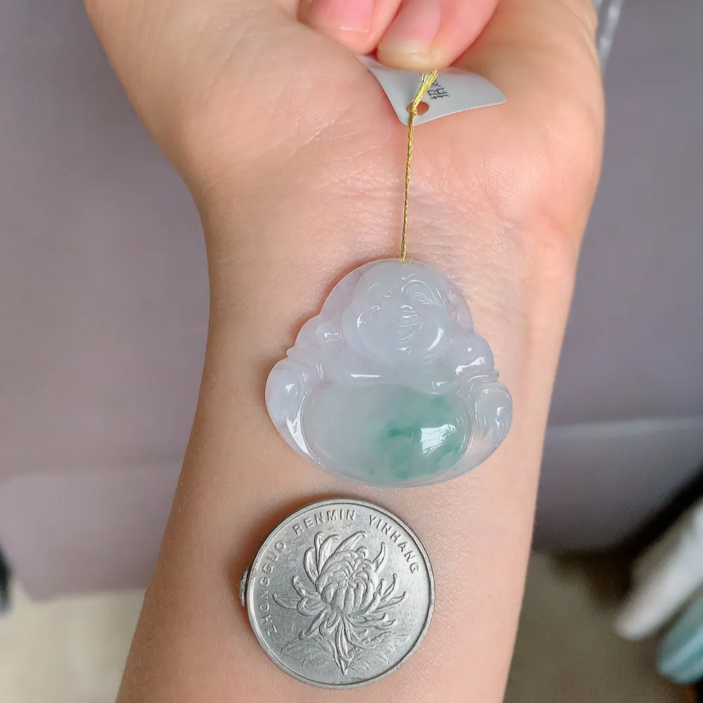 冰润飘花佛公挂件 玉质细腻  精雕弥勒佛，笑佛福耳垂肩，面相喜庆，开怀大笑，憨态可掬。惟妙惟肖，寓意福禄双全，吉祥美满，笑口常开 W400.28 尺寸：30.5-33-5.5mm
