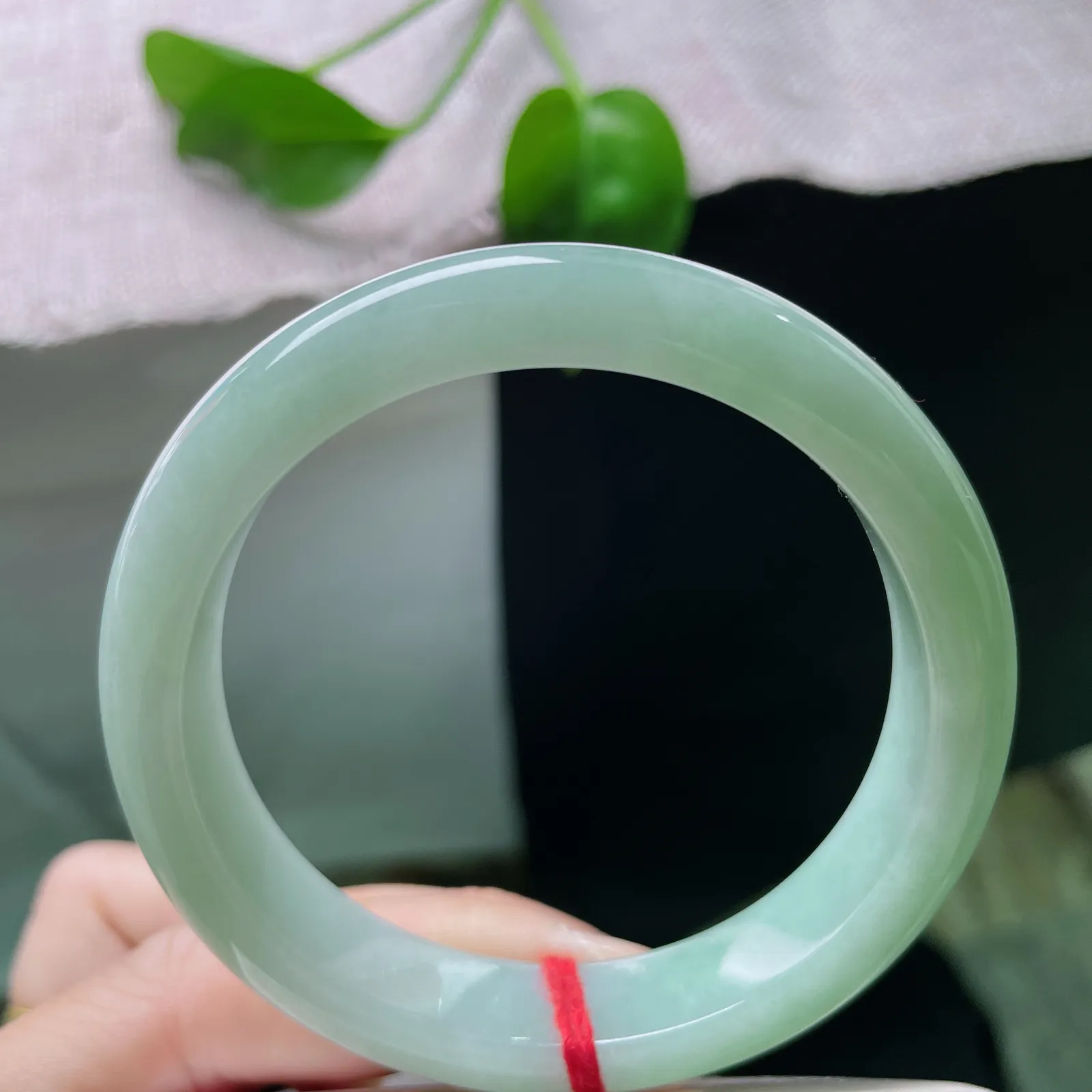 55.6/11.8/8.2，淡绿底正圈，色泽治愈，温润，甜美可人，水头好，一点皮纹