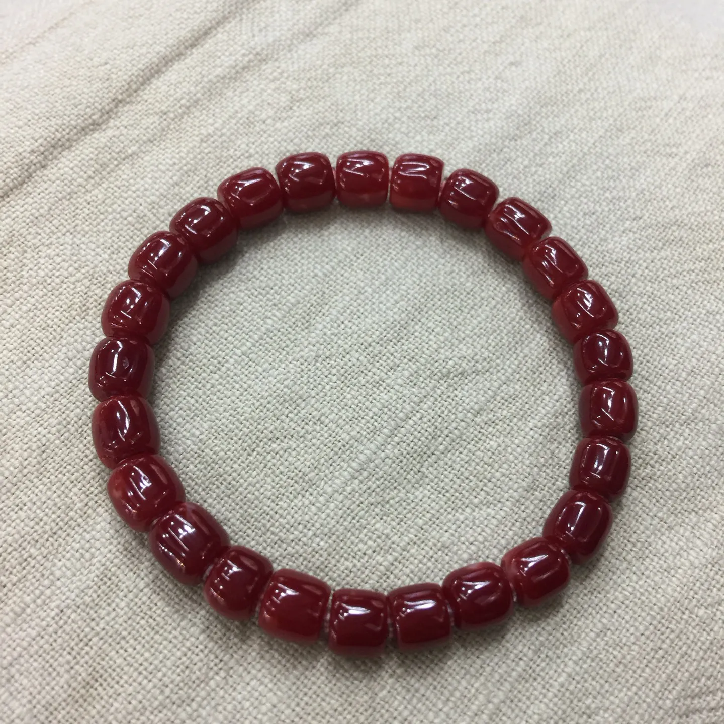 【天然日本阿卡赤血牛血红珊瑚7.74mm桶珠单手串】天然无添加无优化，日本产地，阿卡材料，赤血牛血红颜色，光泽柔润透亮，生长千年，佛教珍宝，气场强，稀少而珍贵！裸石尺寸为7.74-6.44mm，重量14.42克！材料限制裸石有阿卡标志性白芯眼