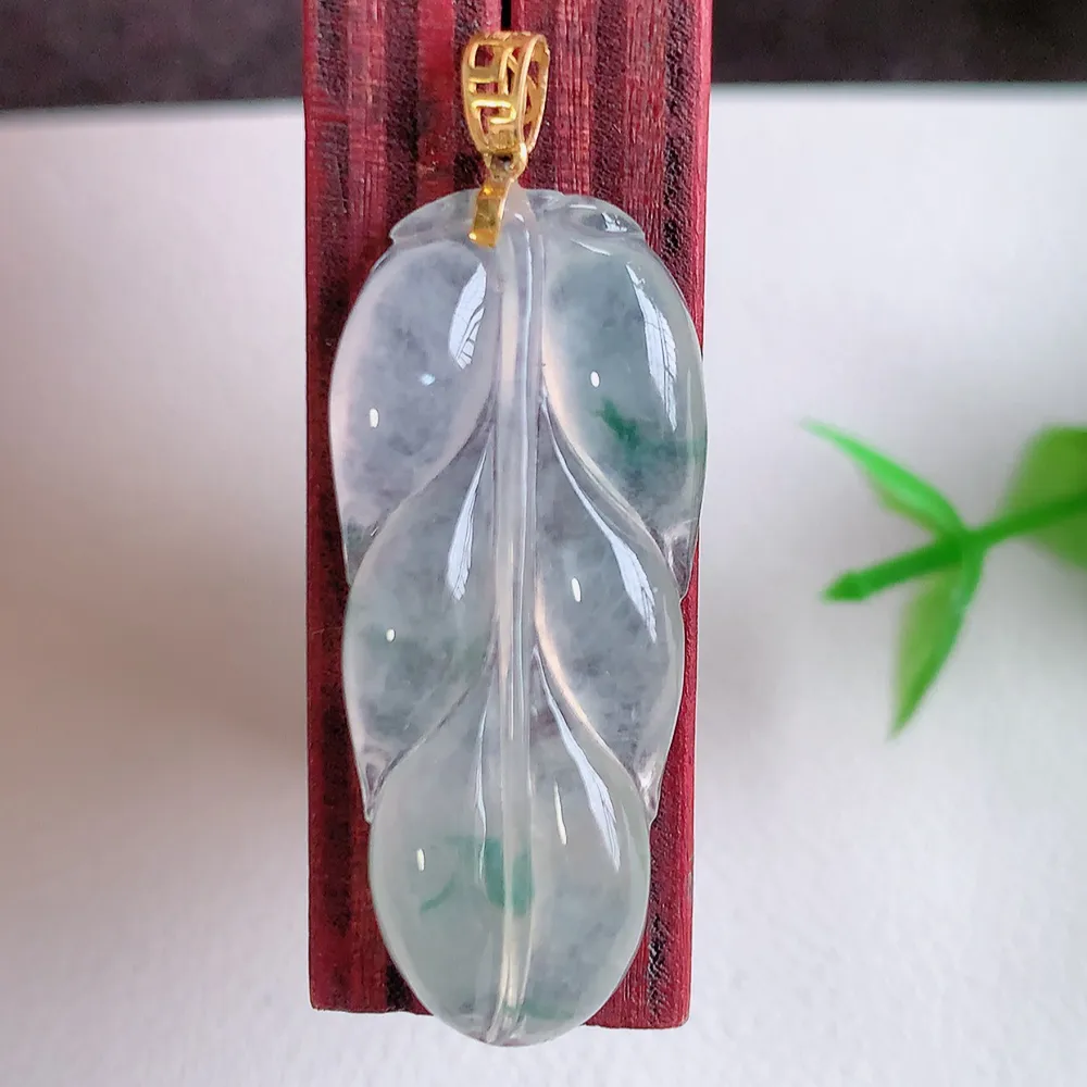 18k金扣冰润飘花金枝玉叶翡翠吊坠  老种起胶感  飘花灵动  寓意“金枝玉叶，大业有成，一夜成名”  饱满大气，水润通透。W40.28 尺寸：31-13.5-4.4mm