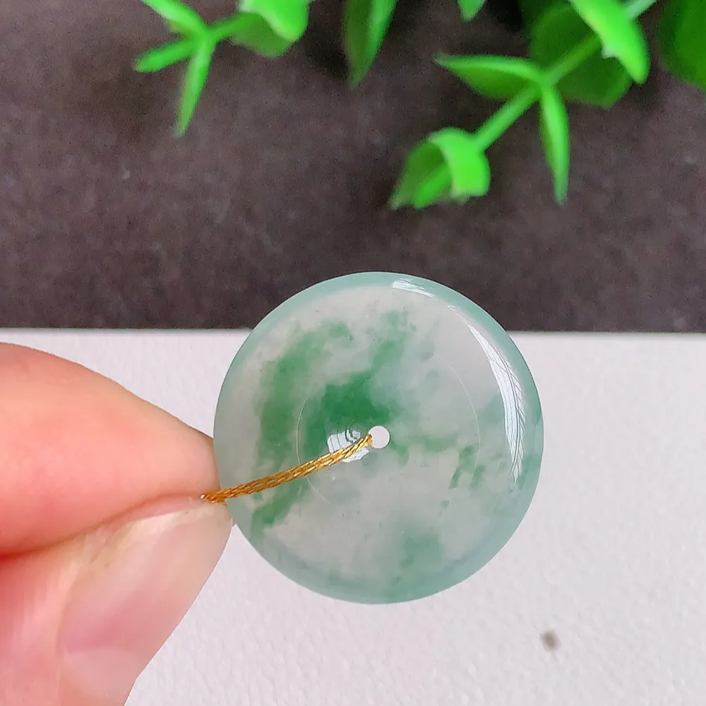 冰润飘花平安扣吊坠，厚装饱满，冰润剔透，细腻水足，种质润泽，飘花灵动，佩戴优雅大气，W400.28   尺寸：23-4.6mm