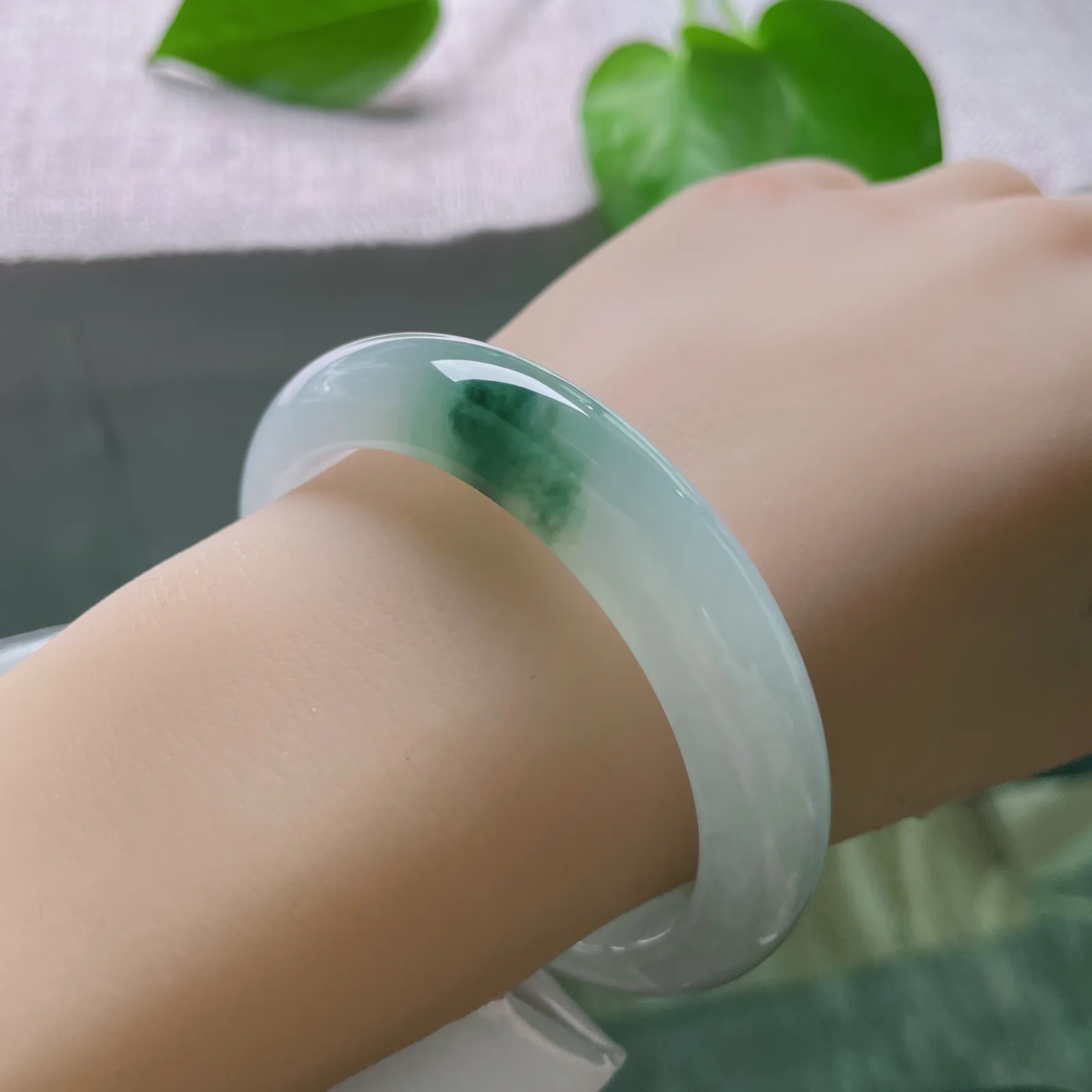 54.3/12.2/8.3，飘花正圈，半是清透半是雅。冰底是时光淬炼的纯净，飘花是自然勾勒的惊喜