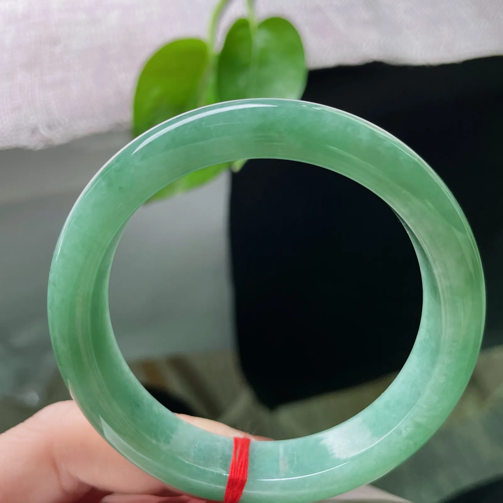 56.9/12.2/8.3，满绿正圈，水润，料子细腻，翠色鲜艳夺目，光彩照人，皮纹