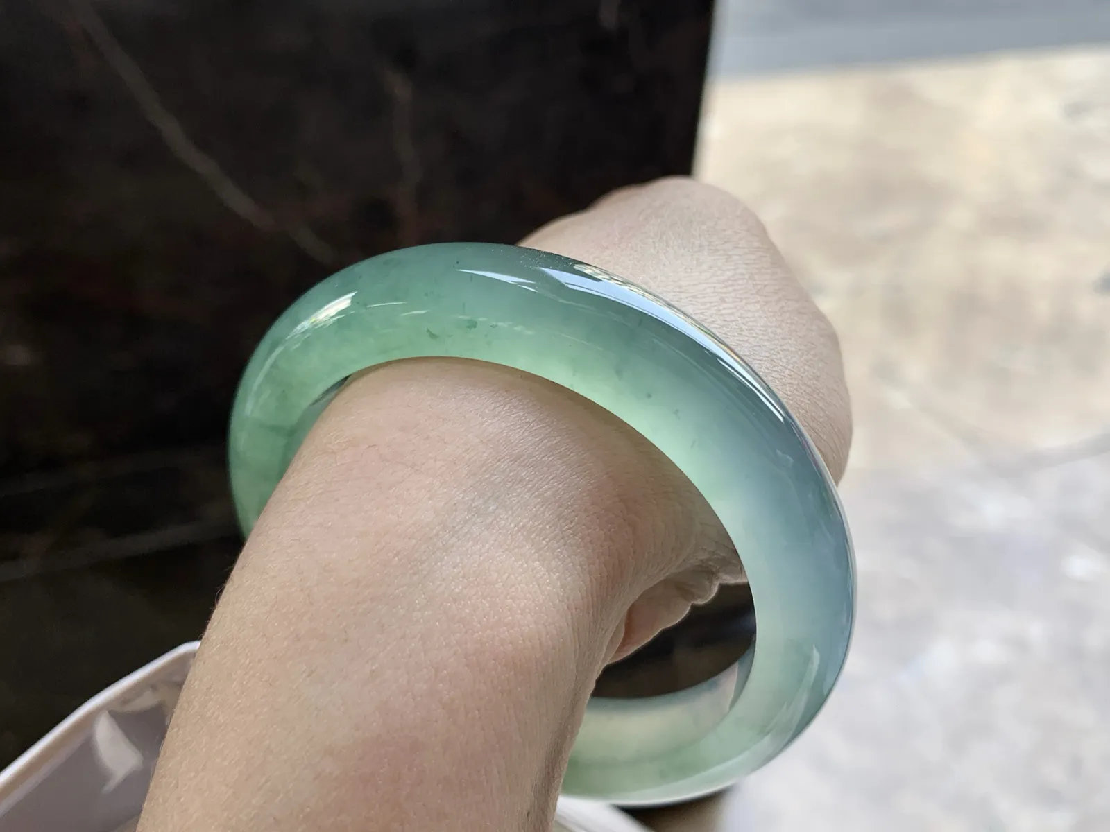 55-12.8-9.2

冰种晴水橄榄绿手镯^_^种水透亮