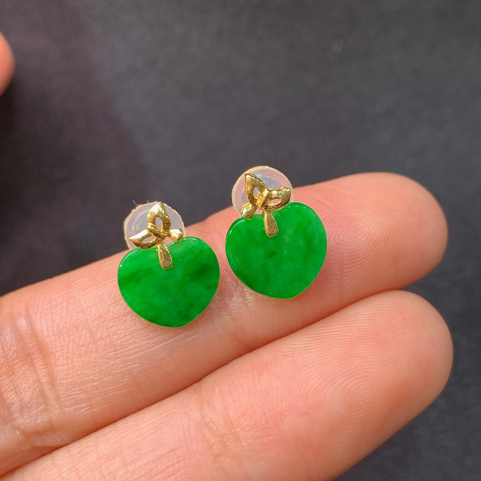 阳绿爱心耳钉，18k金镶嵌，简约时尚，冰润色阳，Xyg取一裸石尺寸7.6*8.7*1.1