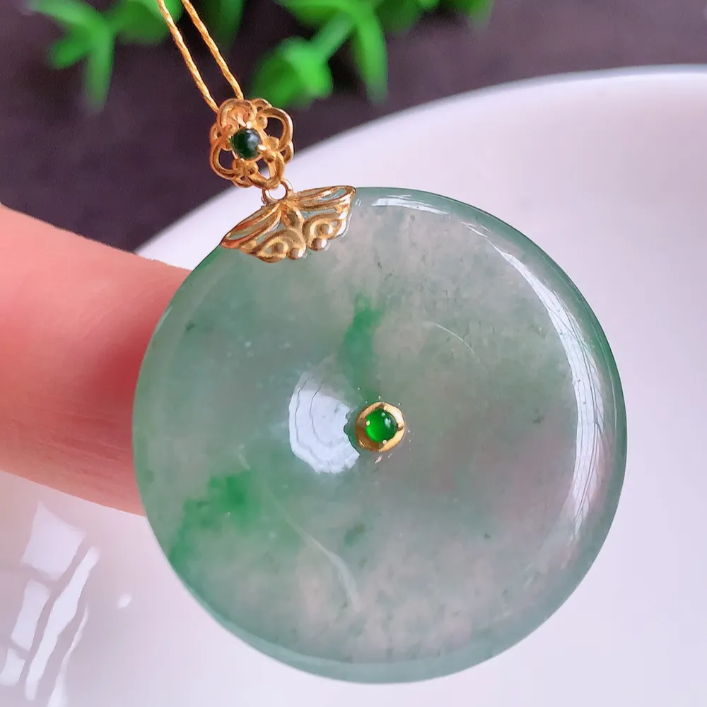 18k金冰润飘花平安扣吊坠，厚装饱满，冰润剔透，细腻水足，种质润泽，飘花灵动，佩戴优雅大气，W400.28   尺寸：35-28.5-5.5mm  裸石尺寸：28.5-5.5mm