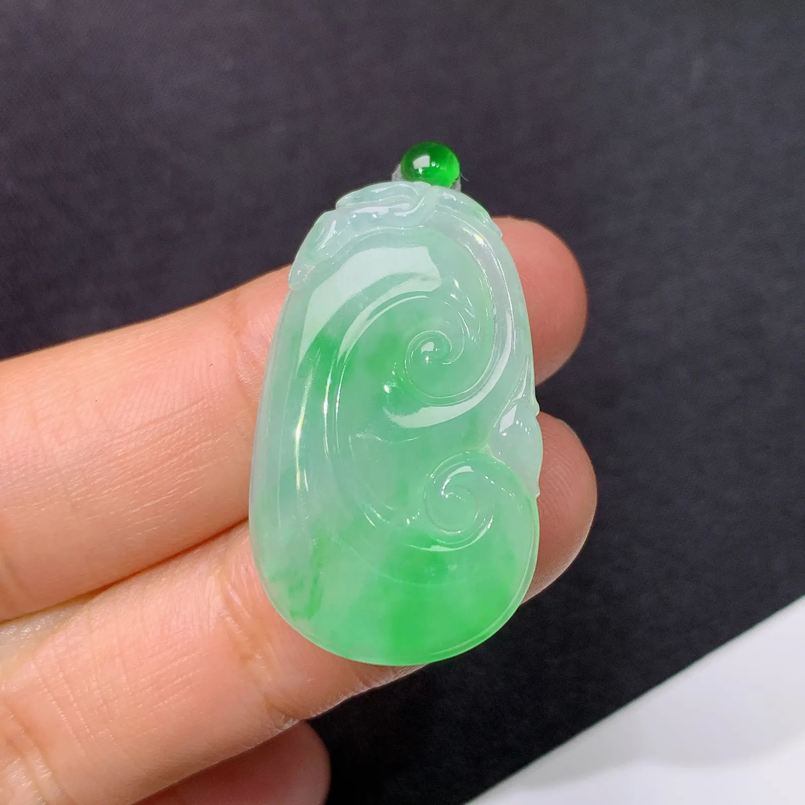 冰飘绿如意，镶嵌佳品，冰润色阳，玉质细腻，种水足，Xg 尺寸29.6*17.8*3.6