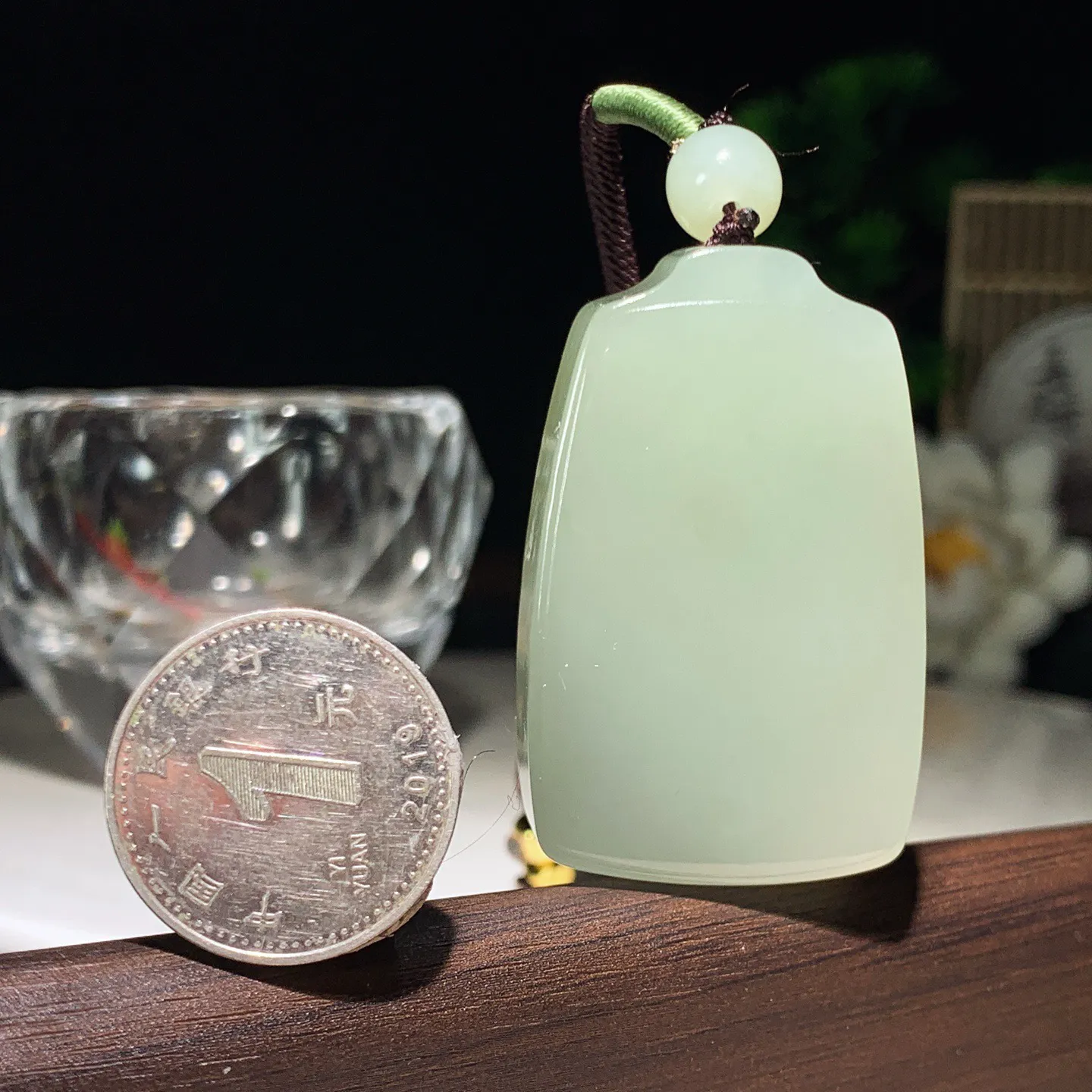 和田玉青海清水平安无事牌挂件。尺寸45/28/11重37.7克。玉质细腻油润。手推出油。品相大气。lt260228