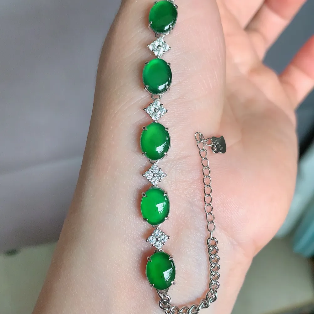 冰润满绿翡翠手链，水水润润，珠圆玉润，颜色鲜艳，妙明清净，清秀高雅，佩戴效果优雅迷人！性价比超值 W815.28  取一尺寸：9-7-4.4mm  裸石尺寸：9-7mm