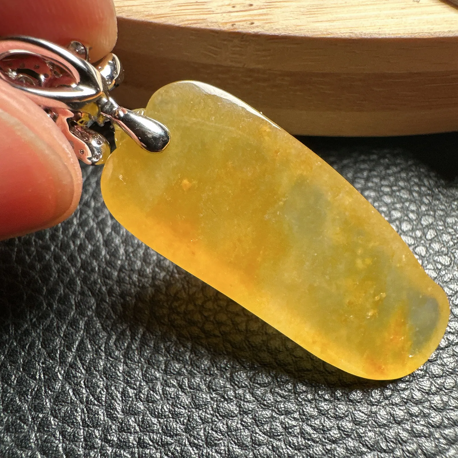 【冰黄】天然色冰黄大福瓜，稀缺度拉满，可遇不可求，冰种料子，饱满圆润，种老肉细，18K金扣头镶嵌。裸石尺寸40.5*16.7*7.5毫米。