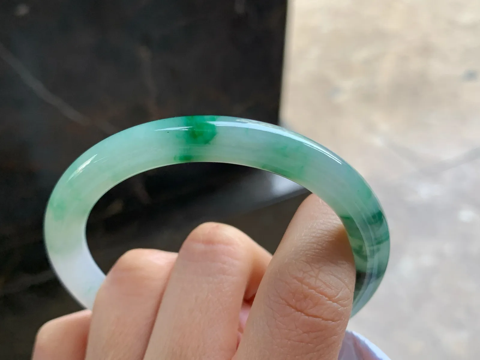 55-8

绿花圆条手镯^_^飘花好看 玉质温润