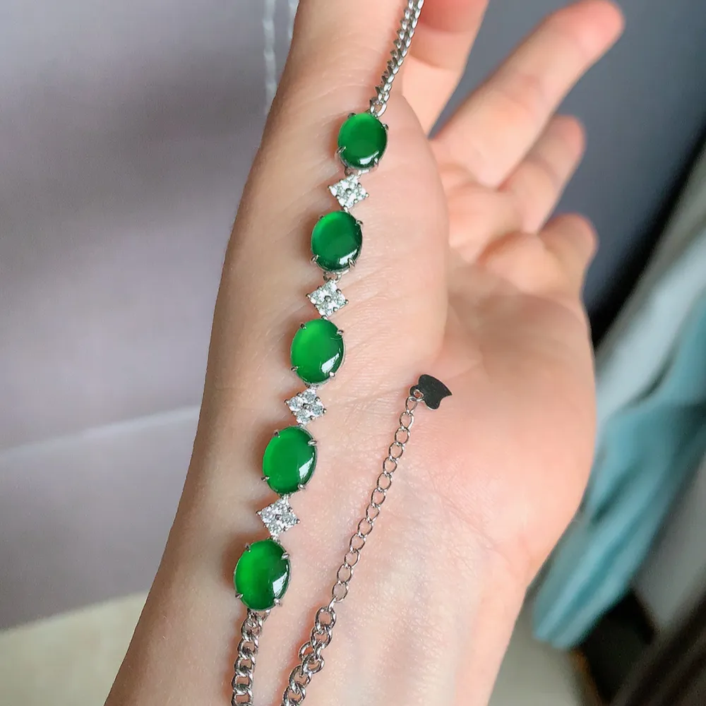 冰润满绿翡翠手链，水水润润，珠圆玉润，颜色鲜艳，妙明清净，清秀高雅，佩戴效果优雅迷人！性价比超值 W815.28  取一尺寸：9-7-4.4mm  裸石尺寸：9-7mm
