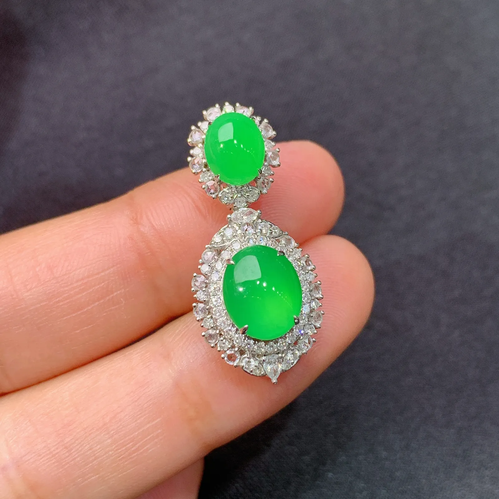 冰阳绿蛋面吊坠，18k金钻镶嵌，冰润色阳，玉质水润细腻，种水足，Tl整体尺寸27.8*12.6*8.7