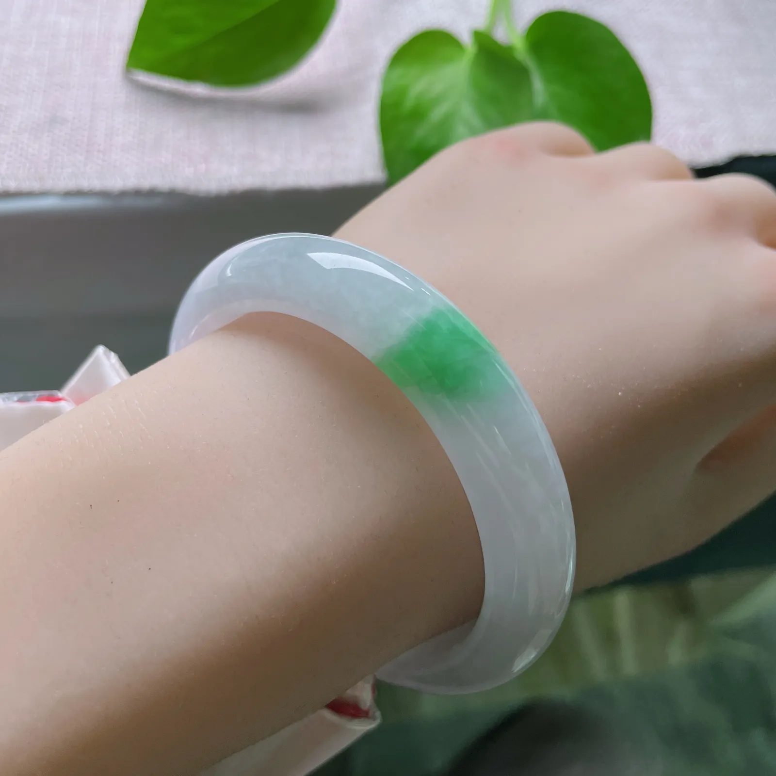 55.3/12/8.6。白底青正圈，种老，以素净底色承载赤诚，以鲜活青绿点亮日常。一点皮纹