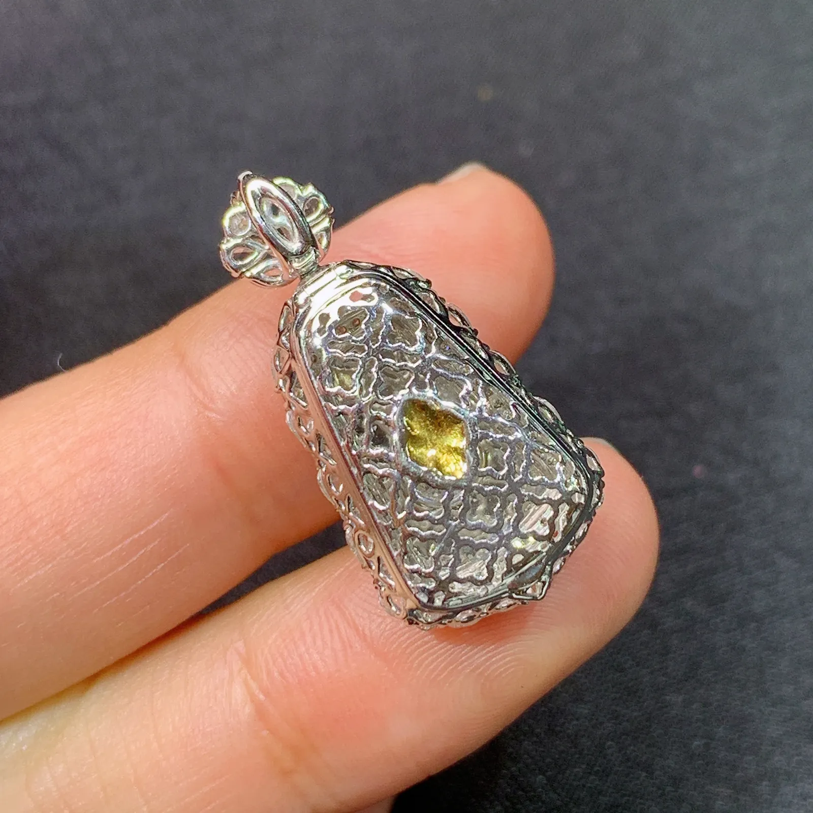 冰阳绿无事牌吊坠，18k金镶嵌，冰润色阳，玉质细腻，种水足，Ych 尺寸27*13.3*8.2