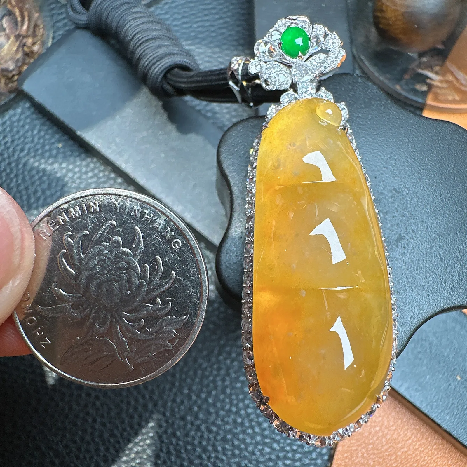 冰黄大福豆，达到冰种的大件黄翡料子，无纹无裂，天然色泽，稀缺品，裸石尺寸42.1*16.4*7.8毫米。