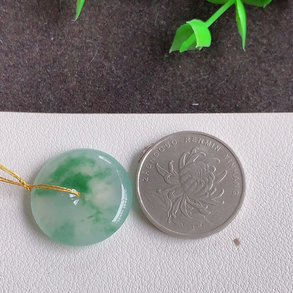 冰润飘花平安扣吊坠，厚装饱满，冰润剔透，细腻水足，种质润泽，飘花灵动，佩戴优雅大气，W400.28   尺寸：23-4.6mm