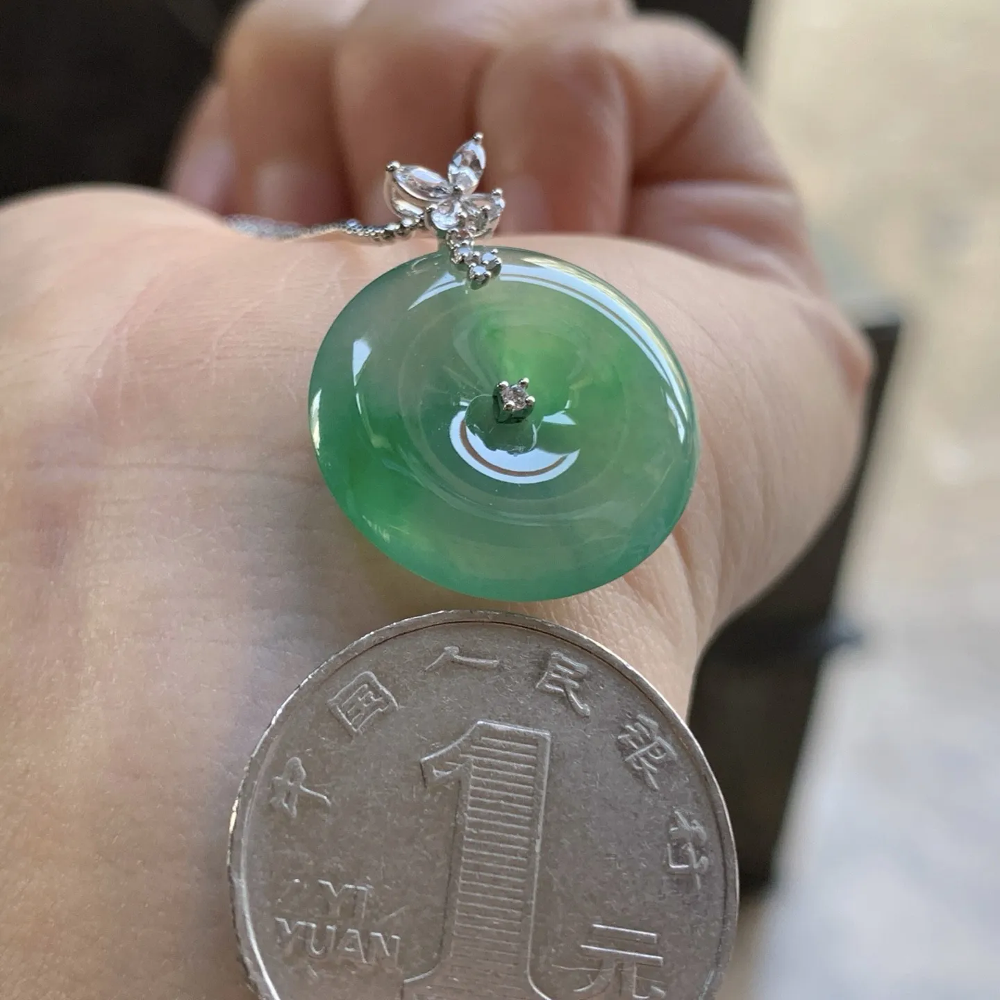 金扣绿色平安扣^_^鲜艳 玉质温润 尺寸20.9-4mm