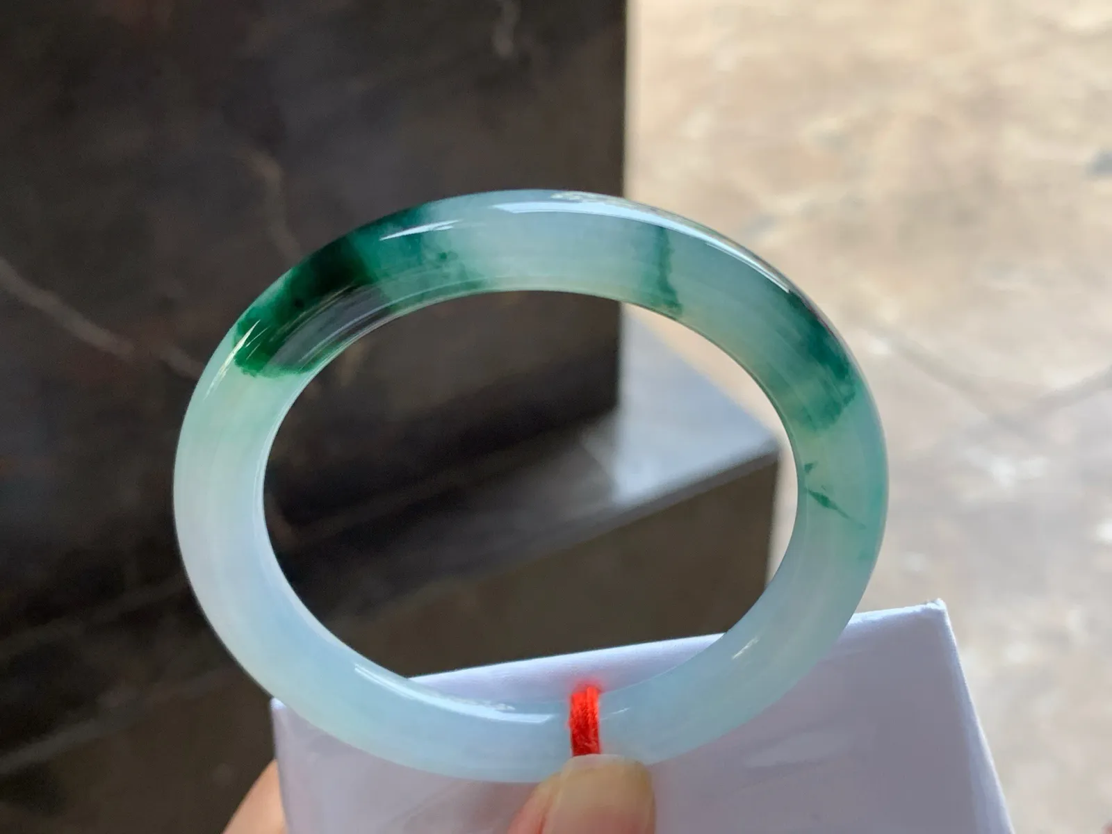 52-8.5

飘花圆条手镯^_^飘花浓郁 玉质温润