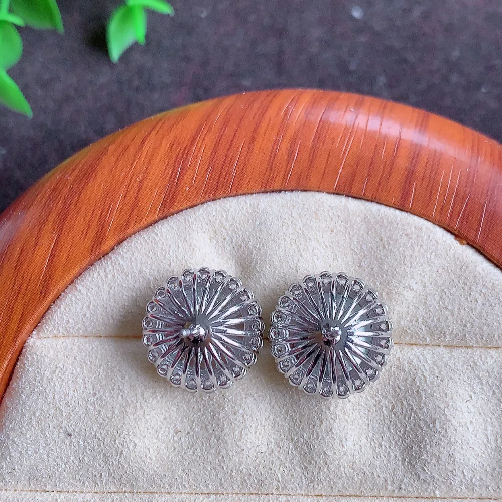 冰透满绿翡翠925银镶嵌耳钉，自然光实拍，翠色灵动，颜色漂亮，种老水足，品相佳，佩戴佳品！W815.28  整体尺寸：14.5-8mm   裸石尺寸：11mm