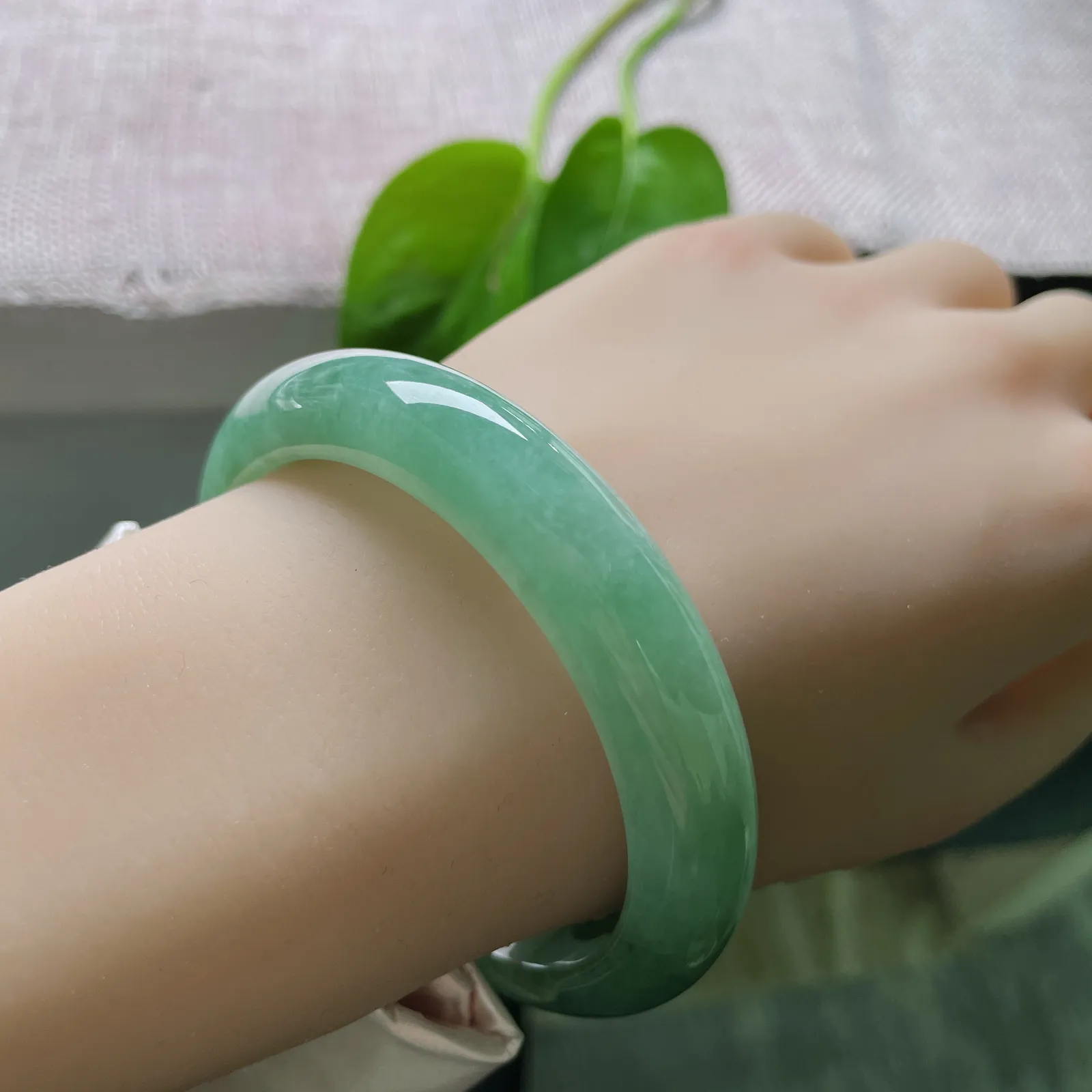 56.9/12.2/8.3，满绿正圈，水润，料子细腻，翠色鲜艳夺目，光彩照人，皮纹