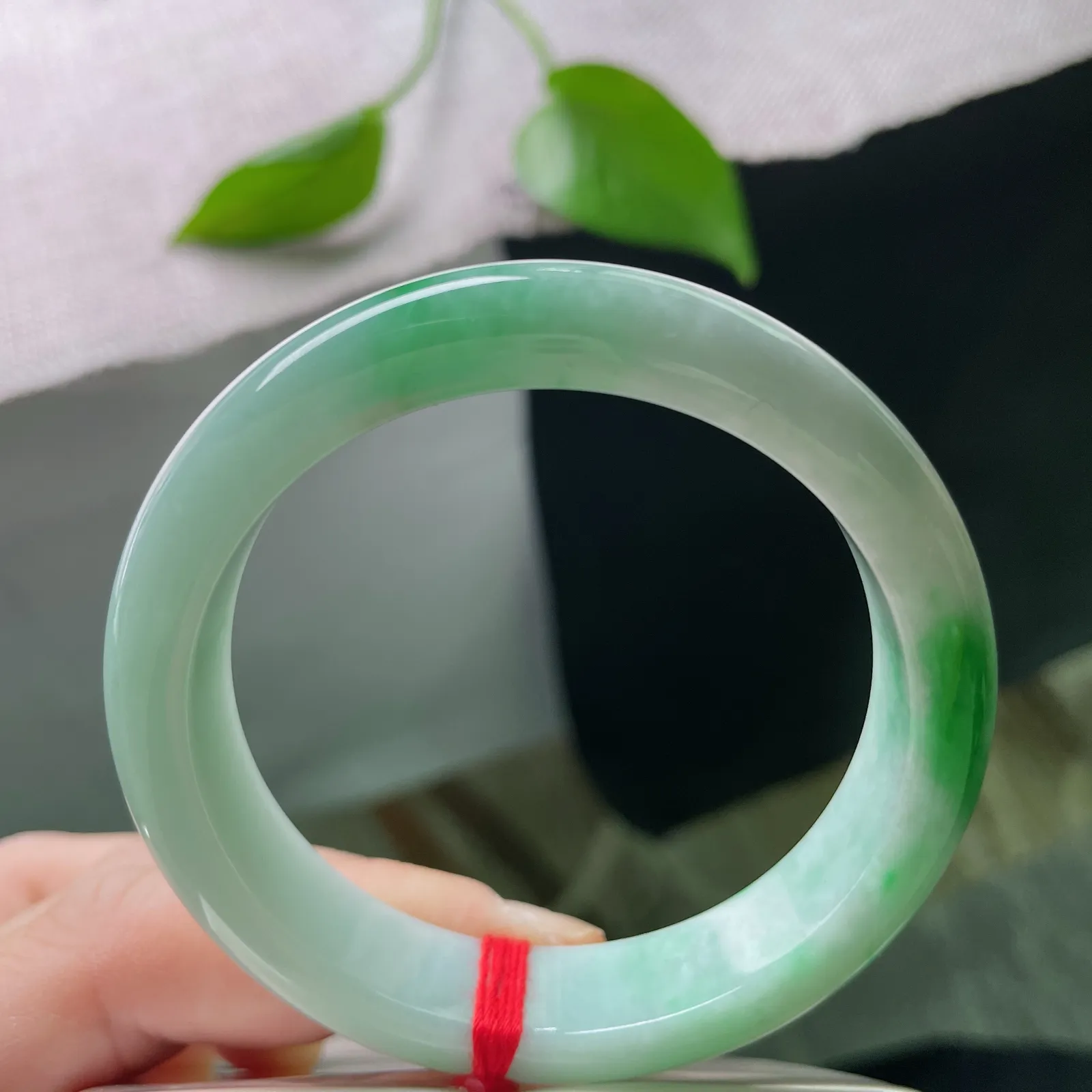 53.5/12.3/8，飘绿正圈，翠色鲜艳夺目，一抹晴绿染镯间，似将春山裁成圈。皮纹