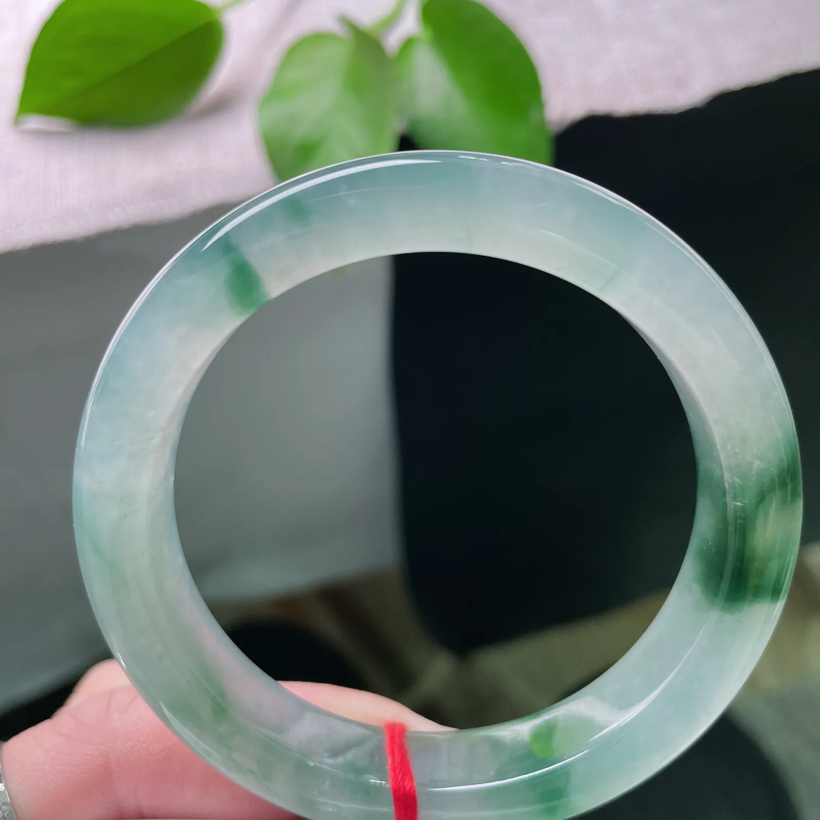 56.3/11.8/8.9，冰飘花正圈，冰润触感沁凉舒适，雅致，将山水意境藏于方寸之间。