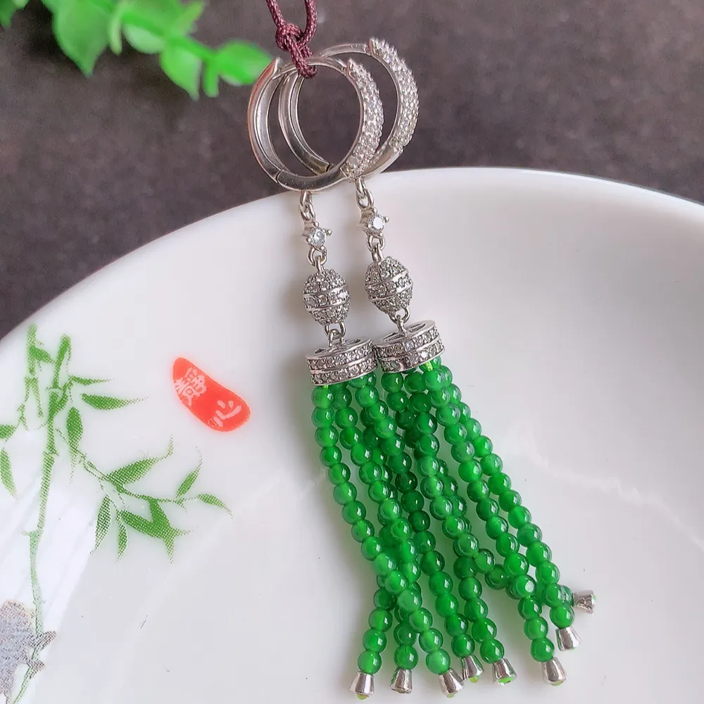 冰透满绿翡翠925银镶嵌圆珠耳坠，自然光实拍，翠色灵动，颜色漂亮，种老水足，品相佳，佩戴佳品！W815.28  裸石尺寸：2.5mm