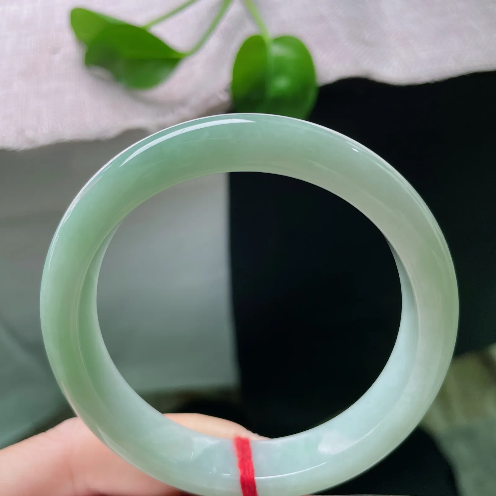 55.6/11.8/8.2，淡绿底正圈，色泽治愈，温润，甜美可人，水头好，一点皮纹