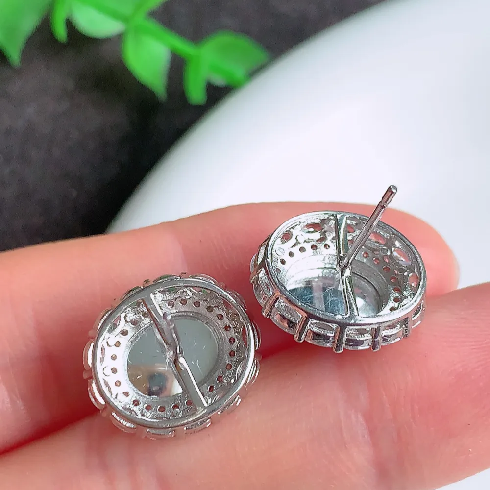 冰透满绿翡翠925银镶嵌耳钉，自然光实拍，翠色灵动，颜色漂亮，种老水足，品相佳，佩戴佳品！W815.28  取一尺寸：15.5-13.6-8mm  裸石尺寸：10-8mm