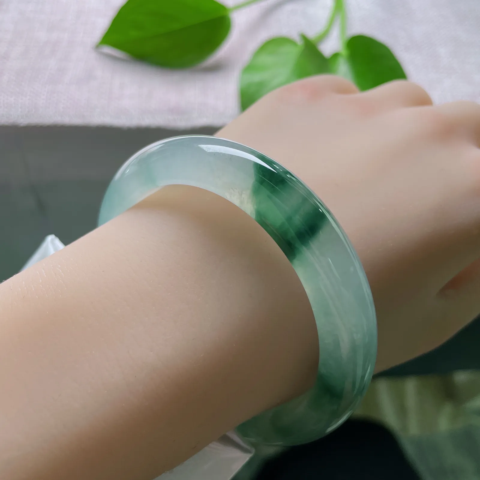 56.3/11.8/8.9，冰飘花正圈，冰润触感沁凉舒适，雅致，将山水意境藏于方寸之间。