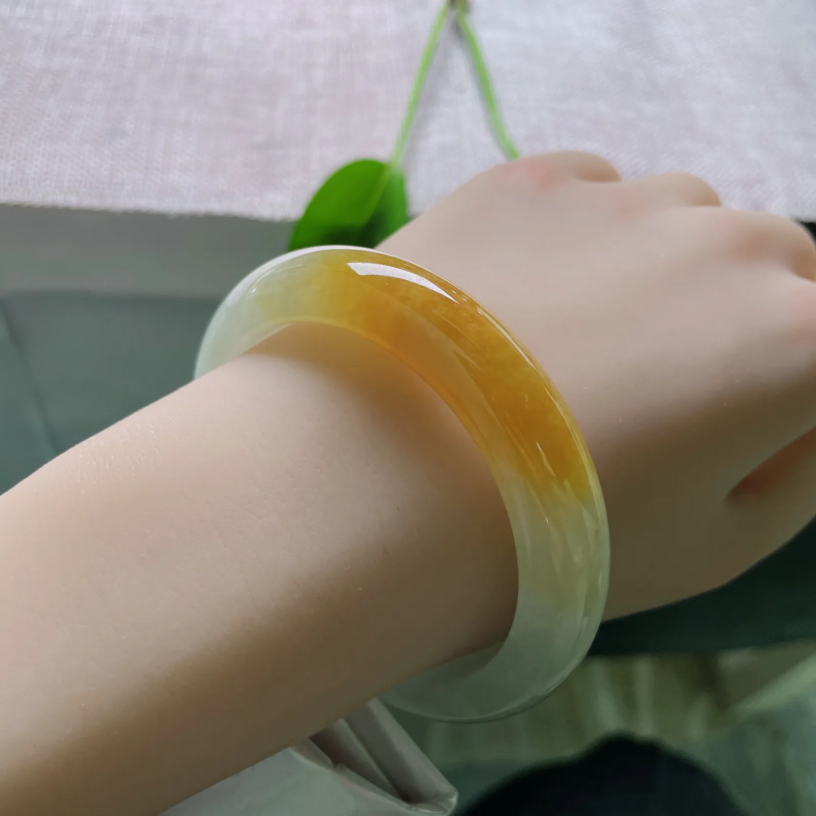 56.1/12.4/8.7，冰黄翡正圈，冰底澄澈，黄翡流金，一抹腕间色，恰似落日熔金，坠入人间烟火。