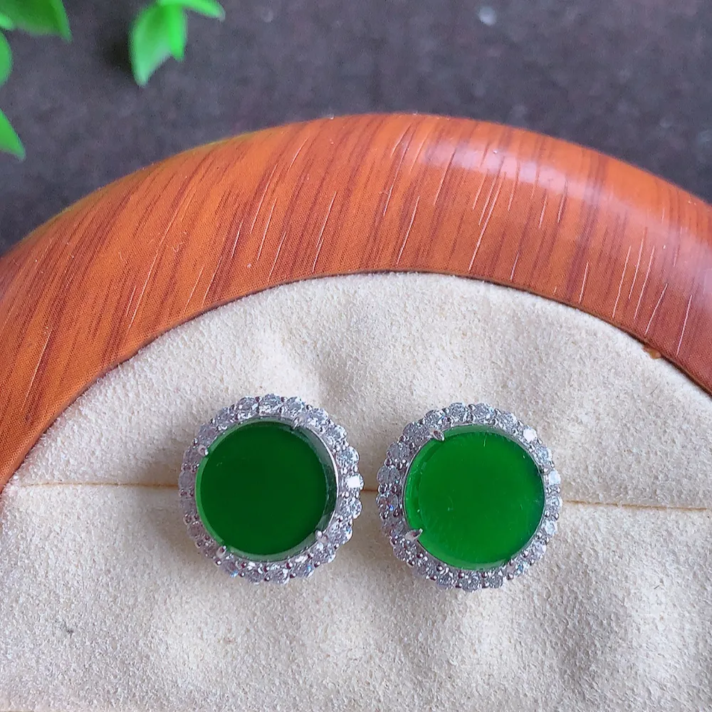 冰透满绿翡翠925银镶嵌耳钉，自然光实拍，翠色灵动，颜色漂亮，种老水足，品相佳，佩戴佳品！W815.28  整体尺寸：14.5-8mm   裸石尺寸：11mm