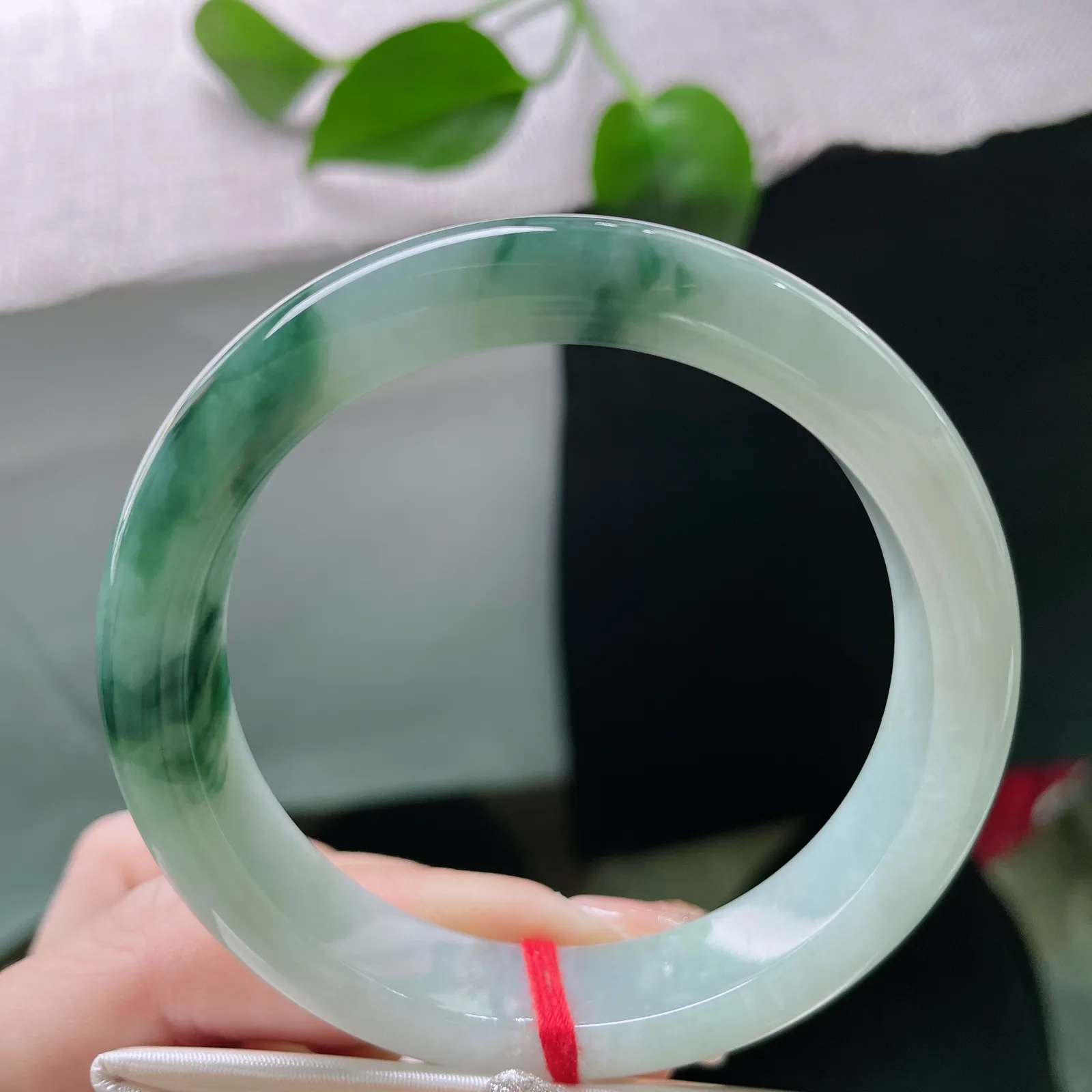 53.8/11.9/8.1飘花正圈，水润细腻，一抹飘花，婉间艳丽，一点棉线