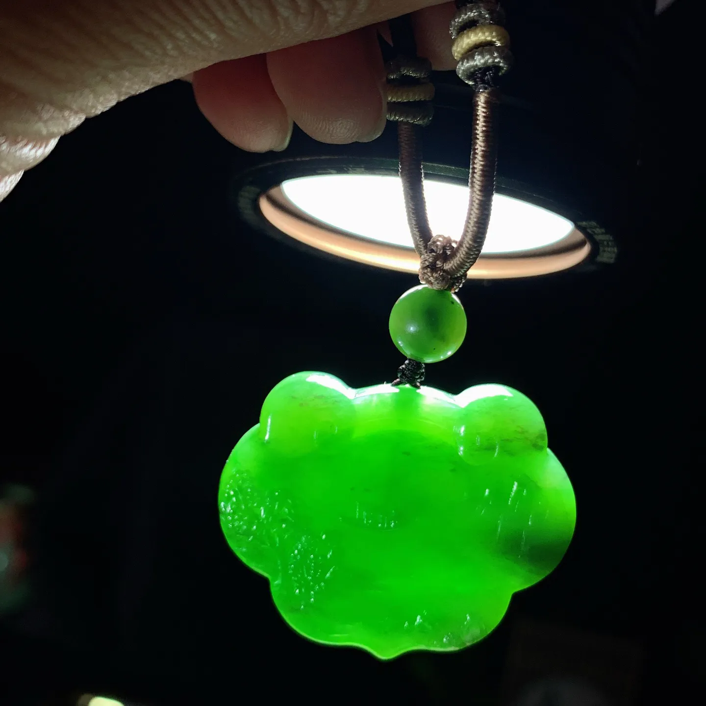 和田玉阳绿俄罗斯碧玉如意挂件 尺寸30/38/9重24.8克 玉质细腻油润 底色纯净 脂粉好，品质好。lt260228