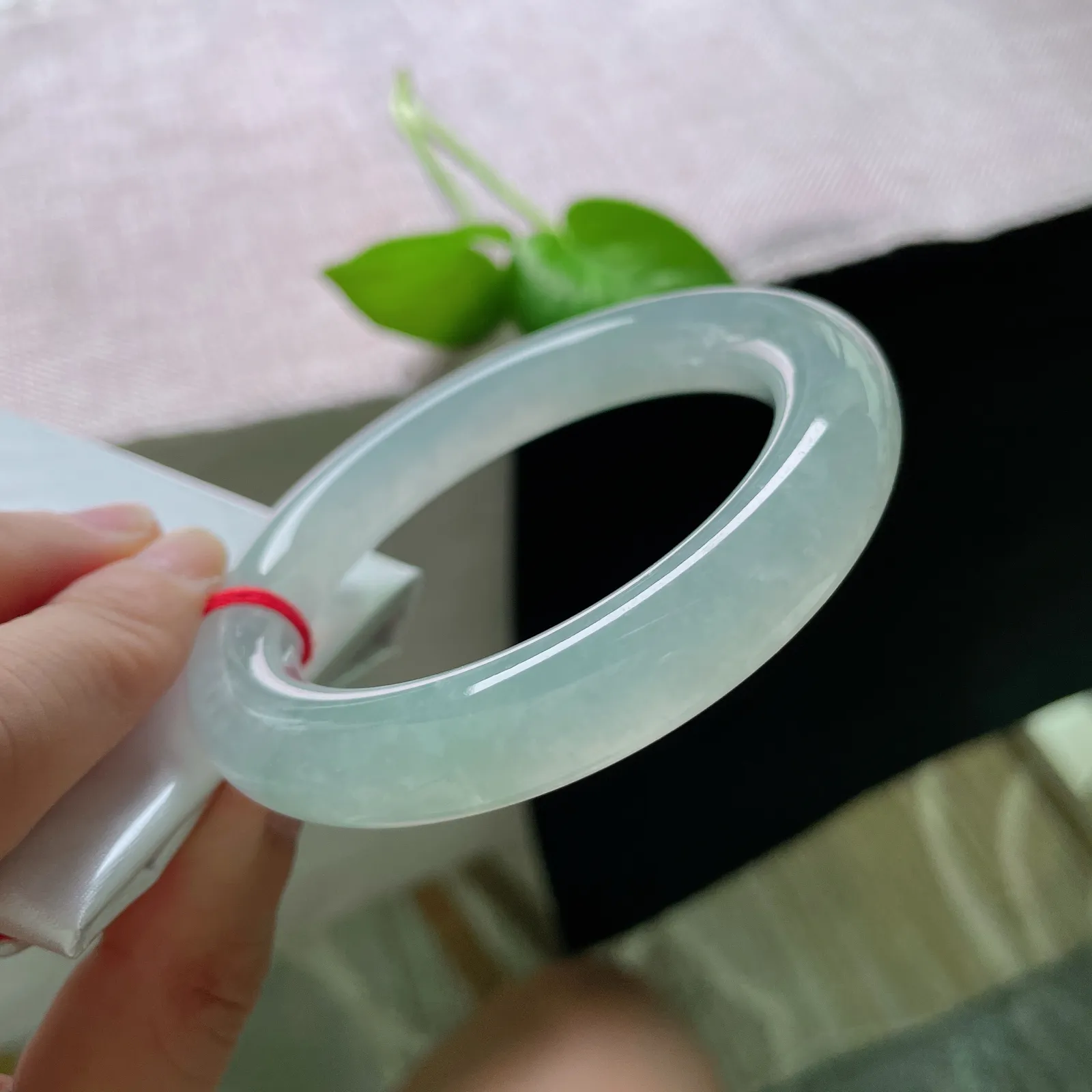 57.3/11.7，冰晴底圆条，清透立骨，柔和养韵，像一句未说尽的诗，留白处皆是余味