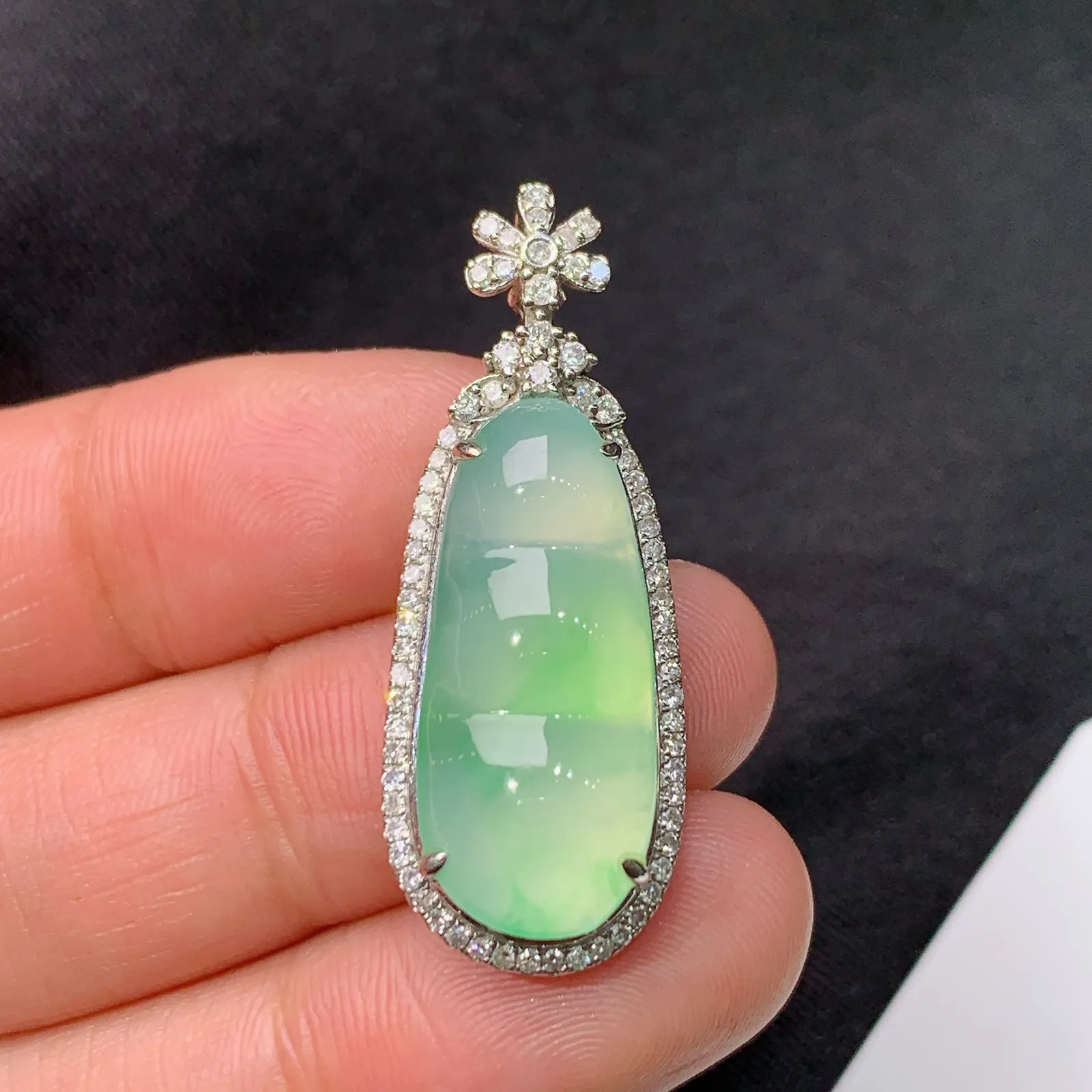 冰飘绿福豆吊坠，18k金钻镶嵌，冰润饱满，玉质细腻，种水足，Tl整体尺寸34.8*13*7.8