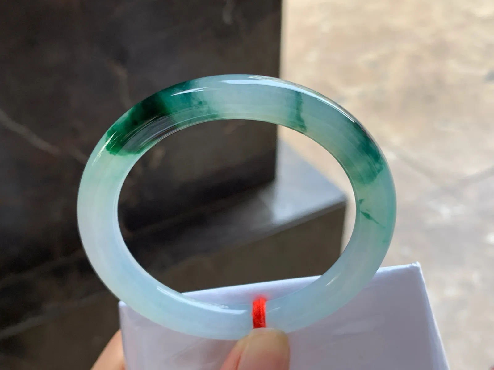 52-8.5

飘花圆条手镯^_^飘花浓郁 玉质温润