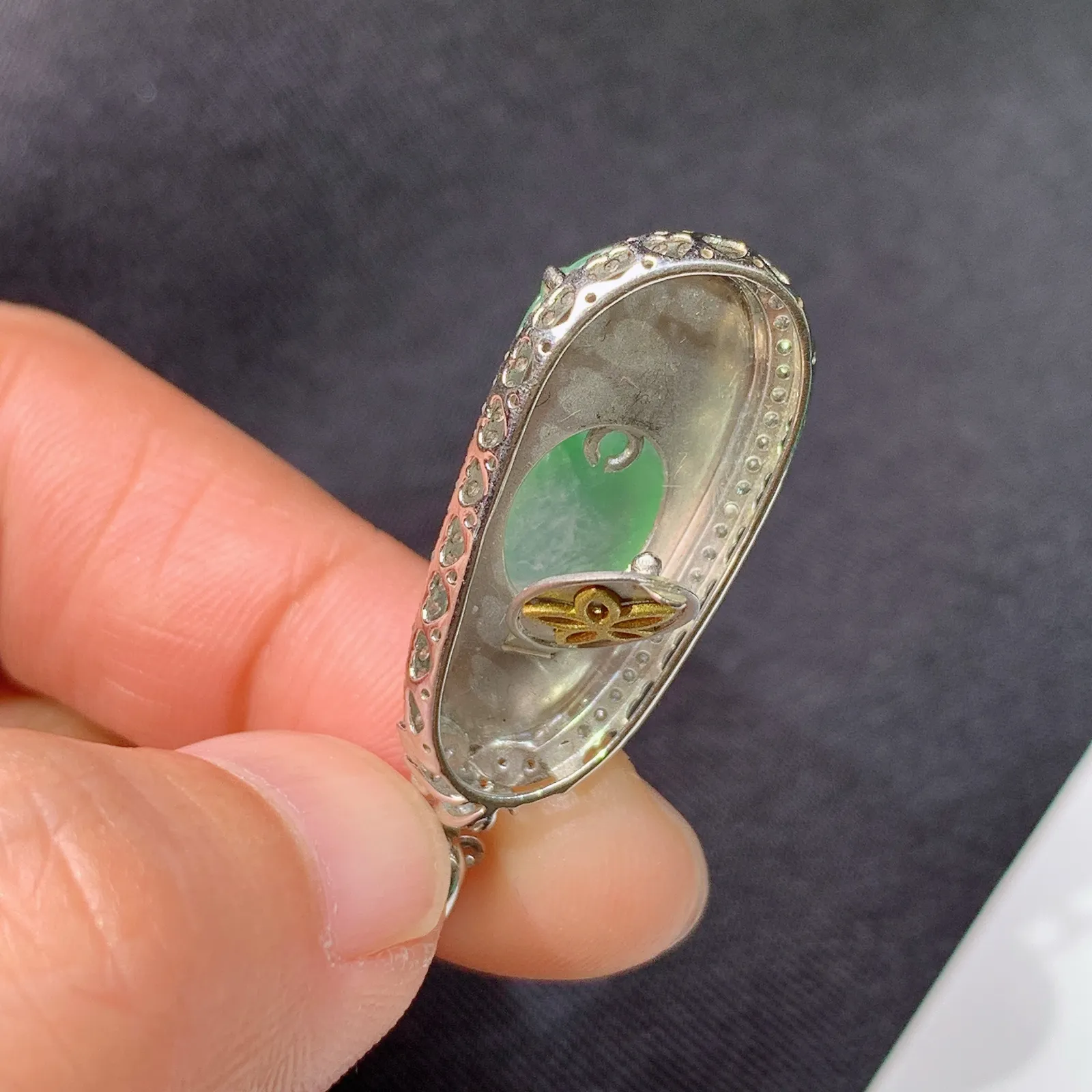 冰飘绿福豆吊坠，18k金钻镶嵌，冰润饱满，玉质细腻，种水足，Tl整体尺寸34.8*13*7.8