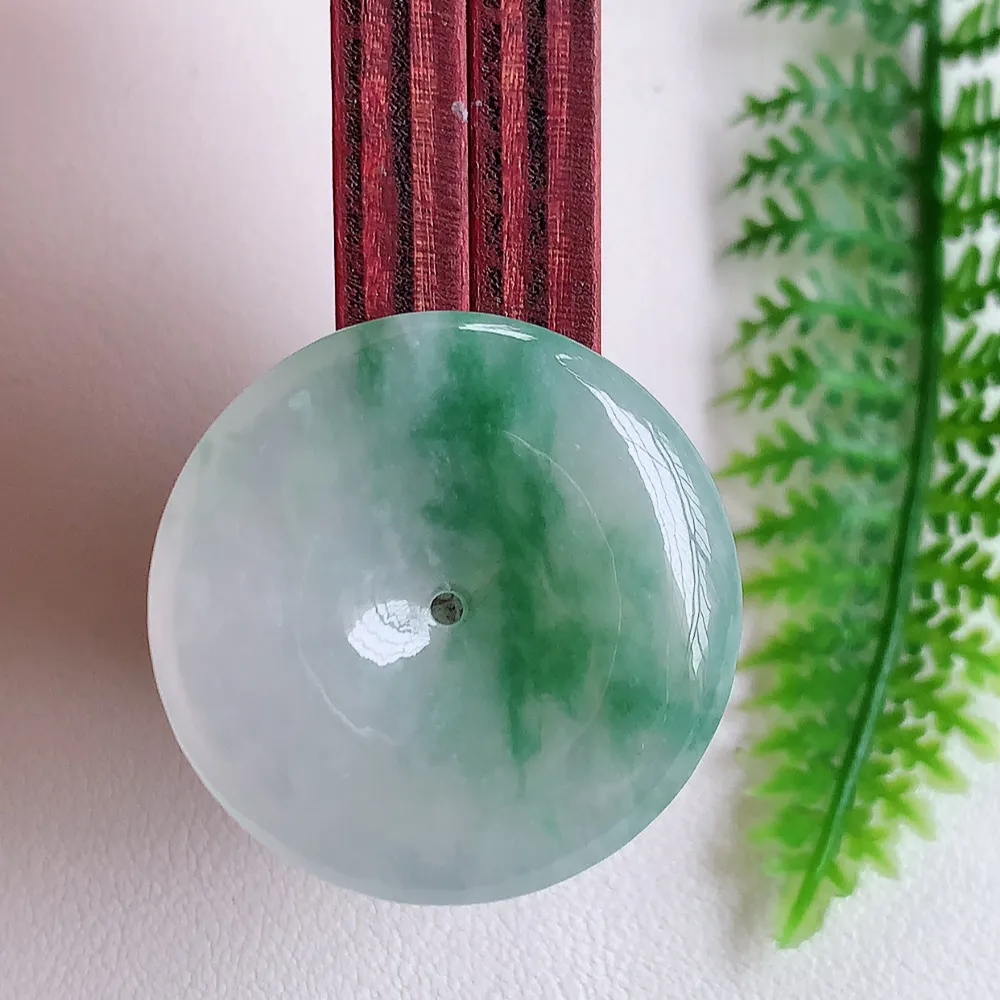 冰润飘花平安扣吊坠，厚装饱满，冰润剔透，细腻水足，种质润泽，飘花灵动，佩戴优雅大气，W400.28   尺寸：30.5-6mm