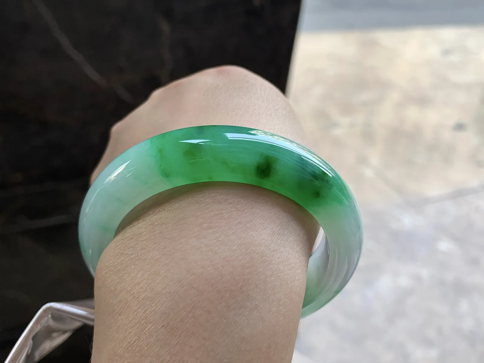 53.5-13.3-9.2

阳绿色手镯^_^颜色鲜艳 玉质温润