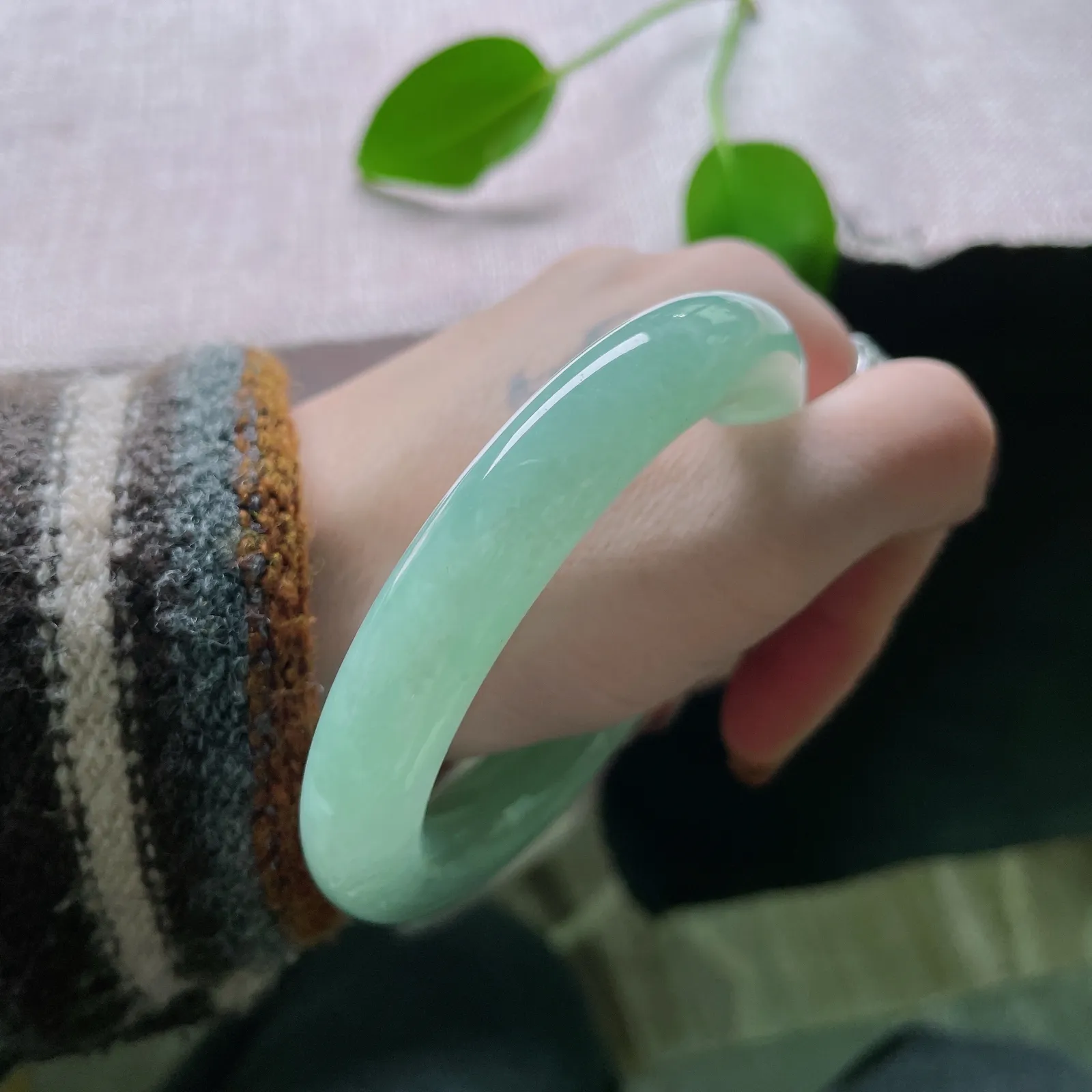 56.1/11.3，满绿圆条，雍容华贵，圆圆满满，和和美美，极具东方韵味。