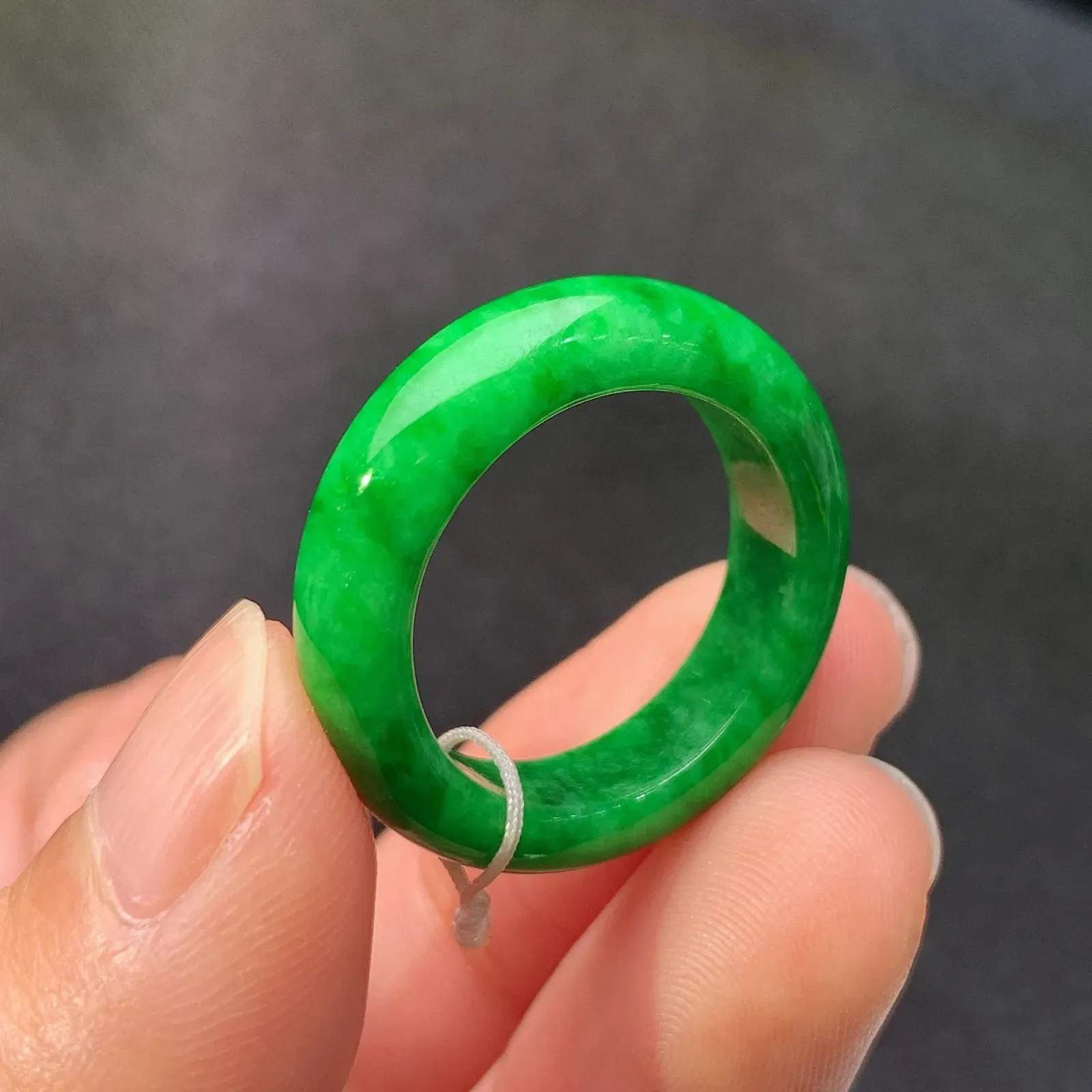 阳绿戒圈，指环，玉质细腻，色泽鲜艳高贵，Xu圈口15宽6.1*厚3.5