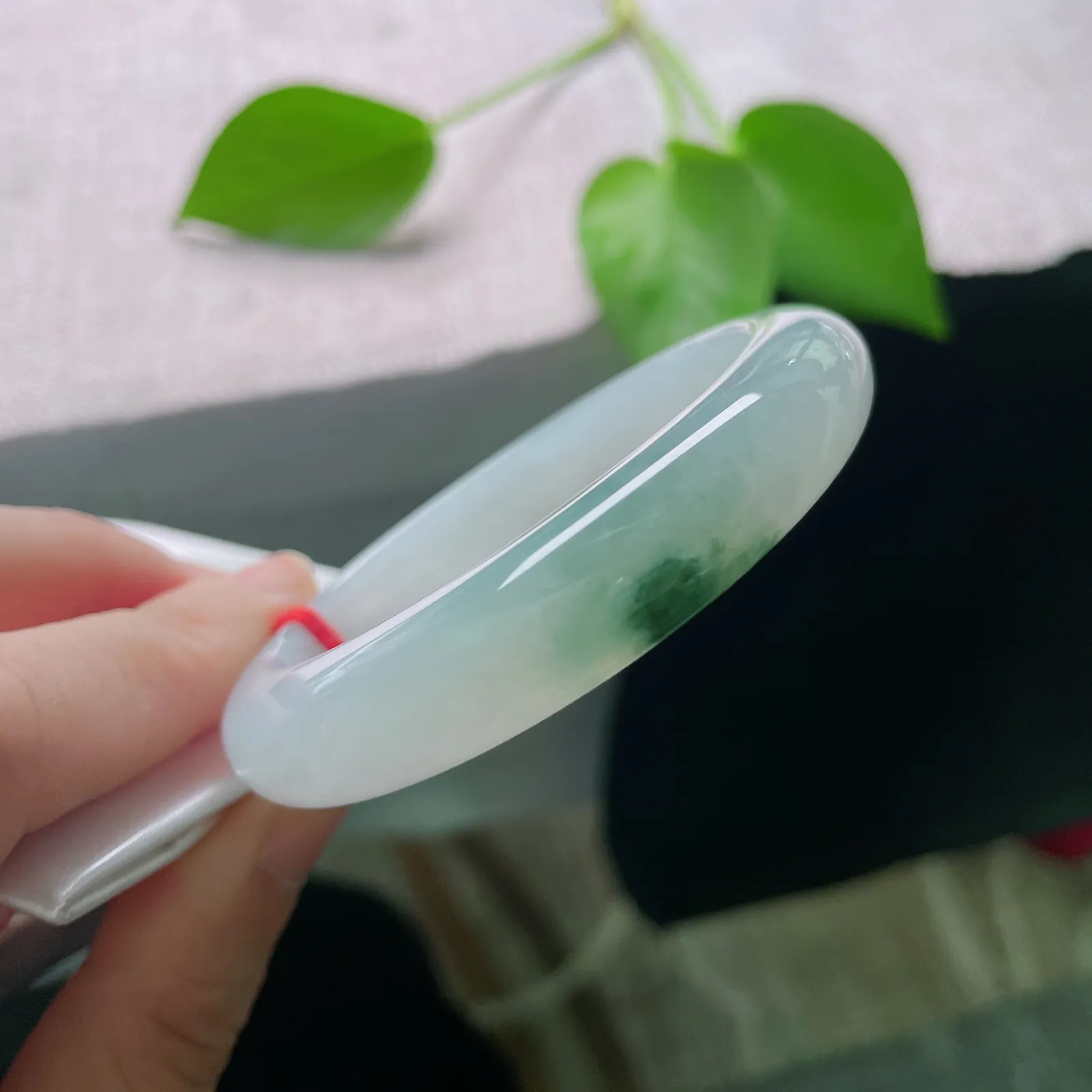 54.3/12.2/8.3，飘花正圈，半是清透半是雅。冰底是时光淬炼的纯净，飘花是自然勾勒的惊喜