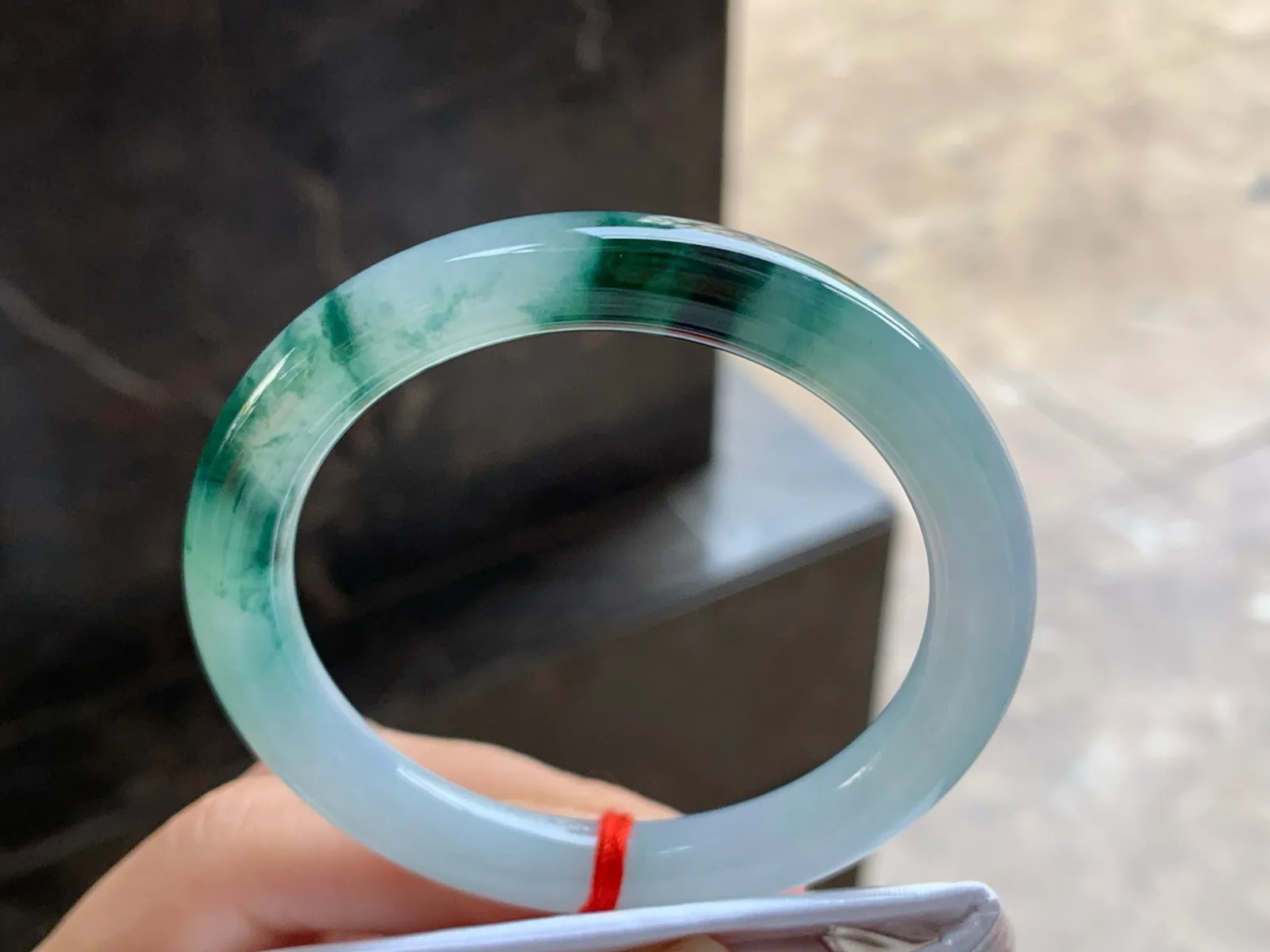 52-8.5

飘花圆条手镯^_^飘花浓郁 玉质温润