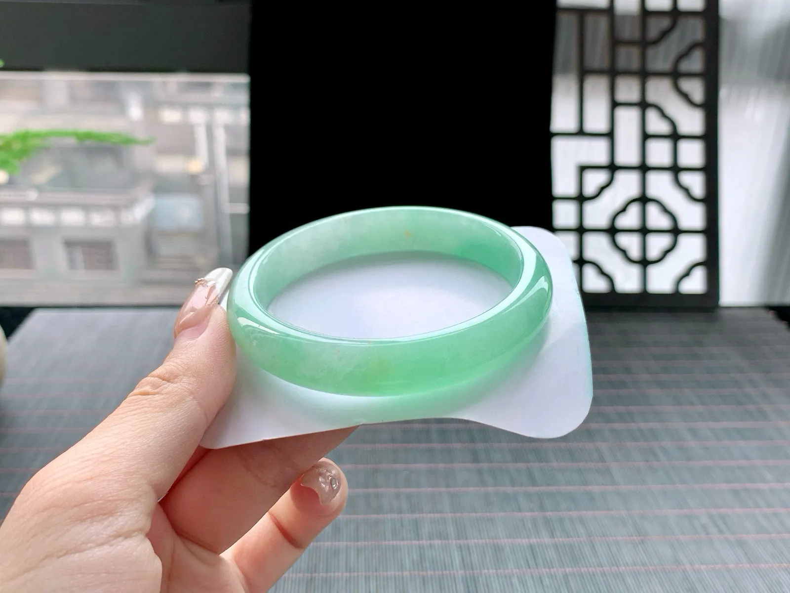 果绿正圈手镯
尺寸：60.5-12.3-7.7