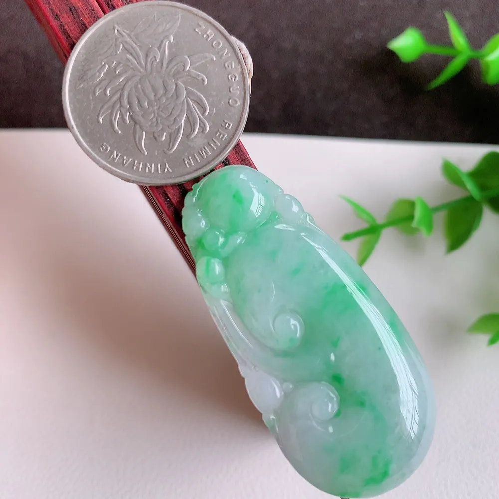 冰润飘阳绿吉祥如意翡翠吊坠  寓意“万事如意，吉祥如意,福寿绵长 心想事成”饱满大气，通透水润  W140.28  尺寸： 48.8-22.7-6mm