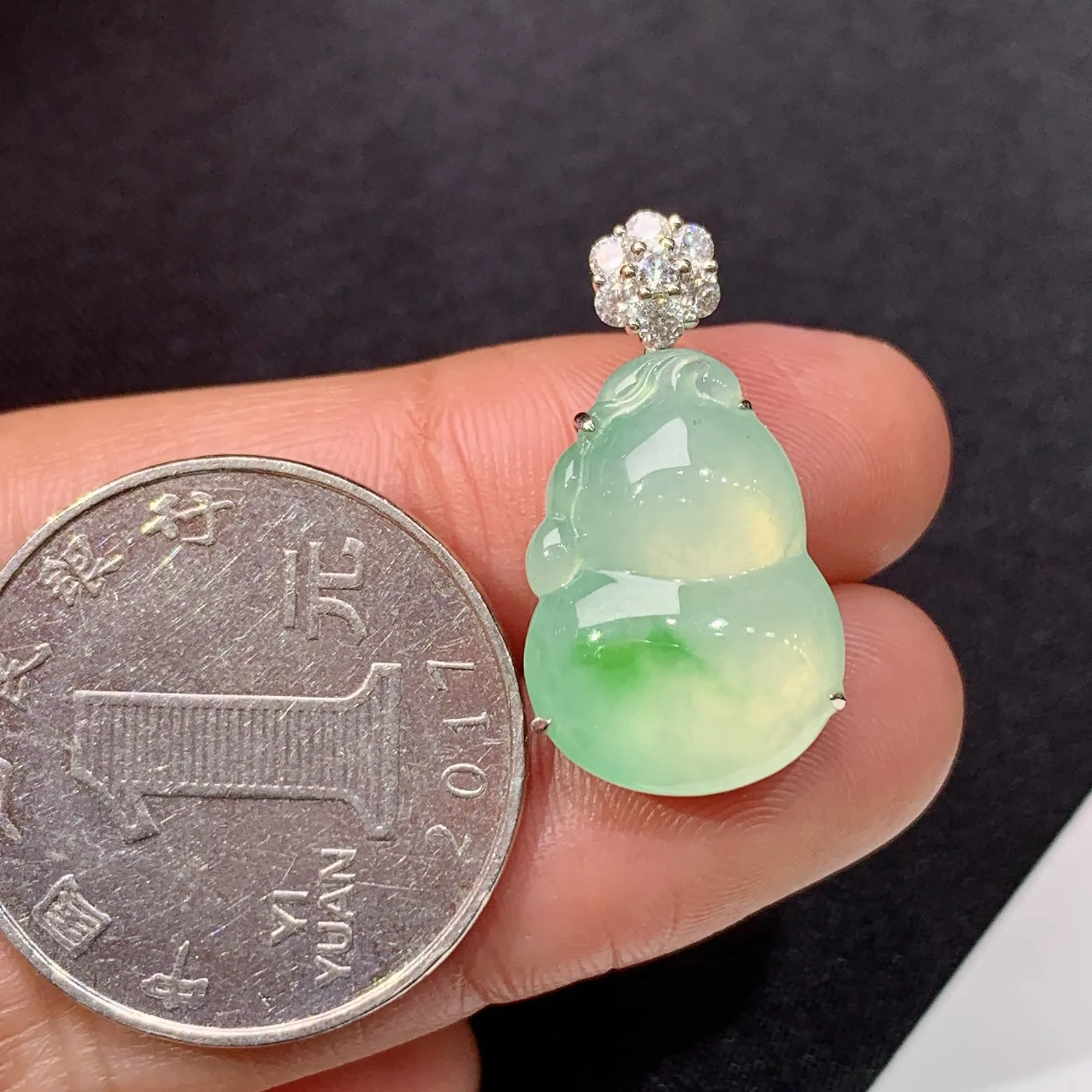 冰飘绿葫芦吊坠，18k金钻镶嵌，冰润饱满，玉质细腻，Tl整体尺寸23.8*12.9*6.8