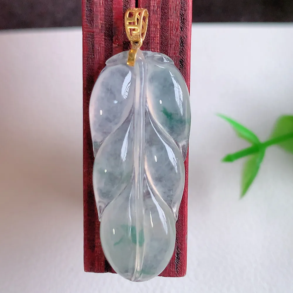 18k金扣冰润飘花金枝玉叶翡翠吊坠  老种起胶感  飘花灵动  寓意“金枝玉叶，大业有成，一夜成名”